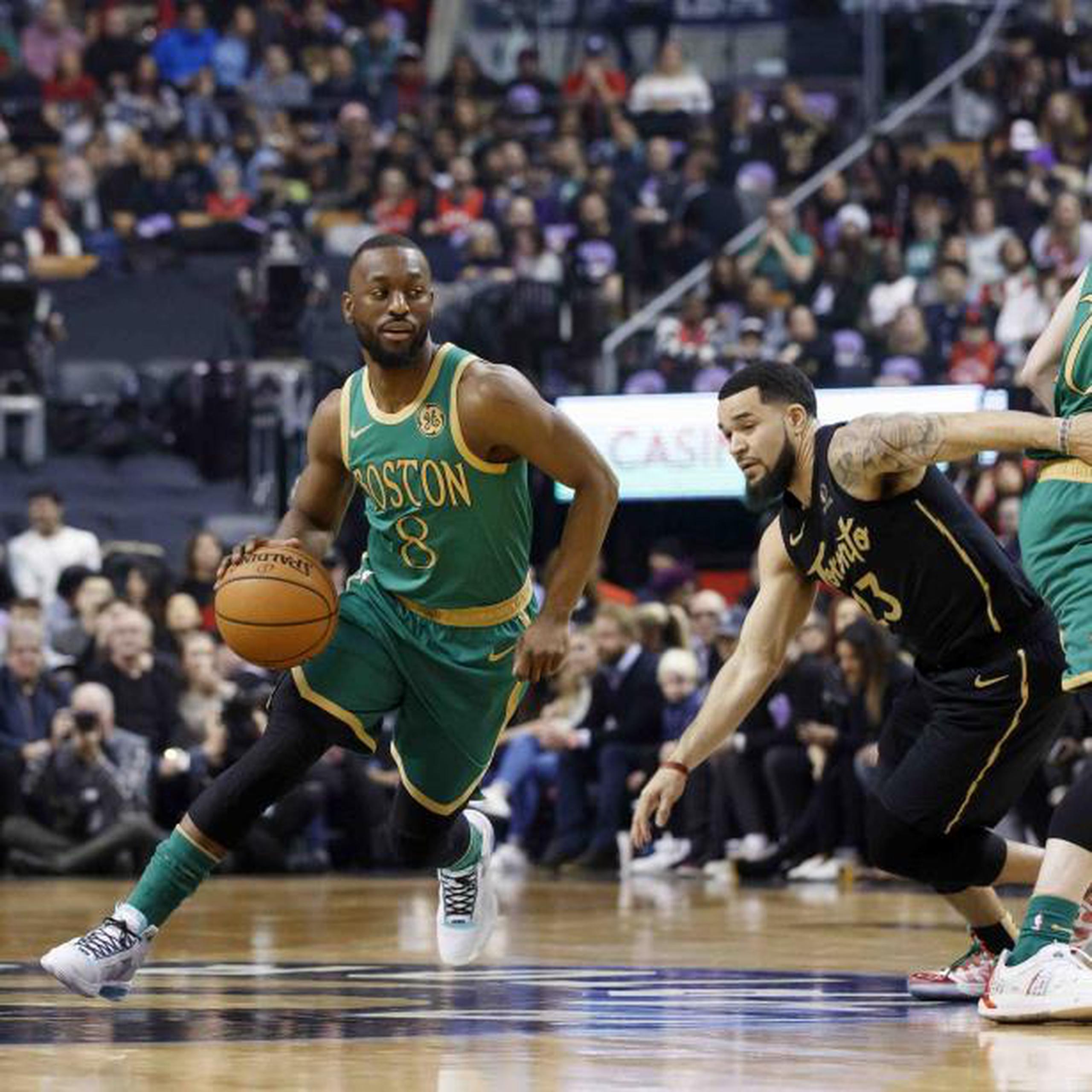 El base de los Celtics de Boston Kemba Walker maneja el balón durante el juego contra los Raptors de Toronto el Día de Navidad. (AP)