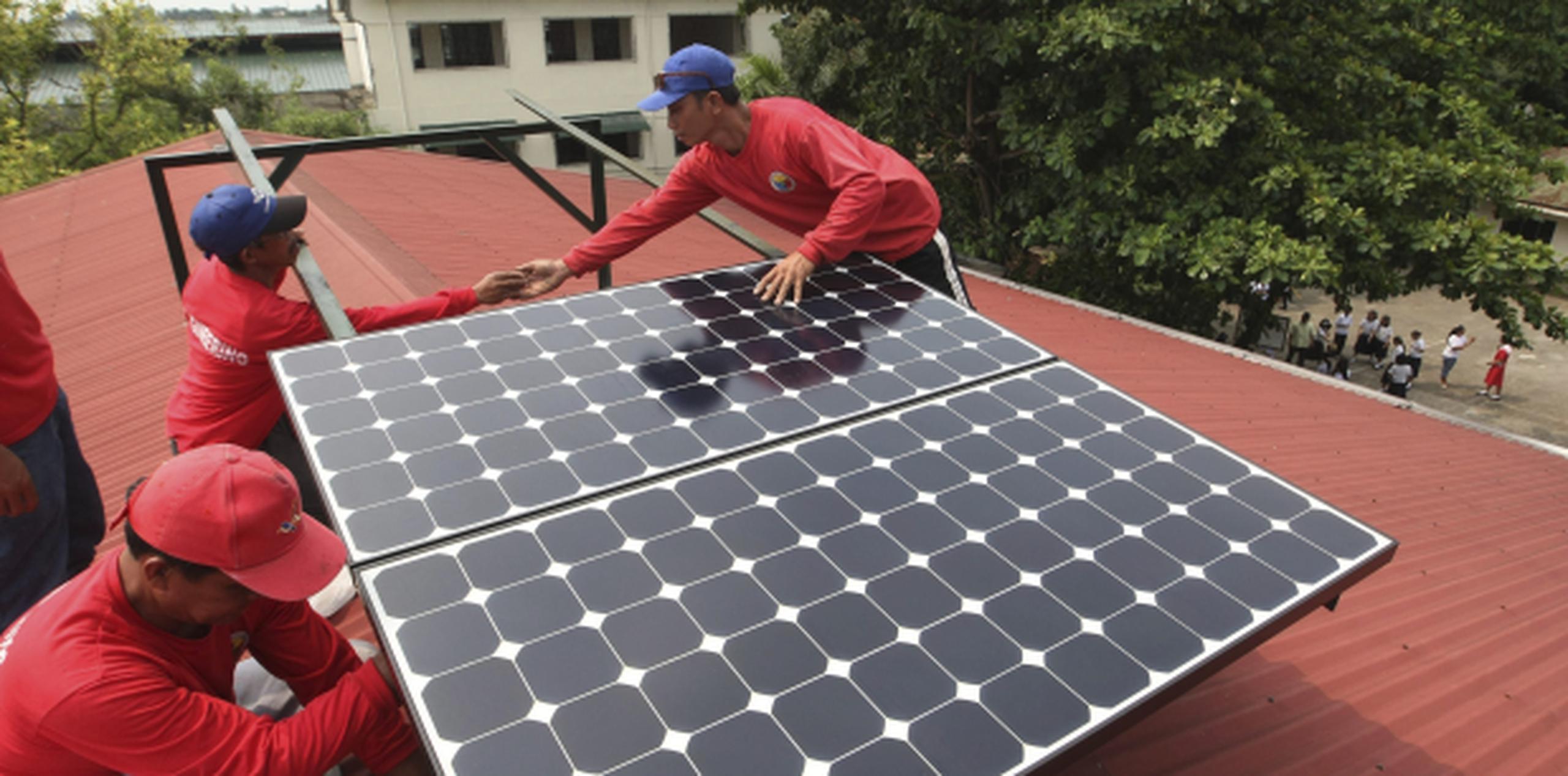 La instalación de placas solares en la isla tomó un auge después del paso del huracán María en septiembre pasado. (EFE)