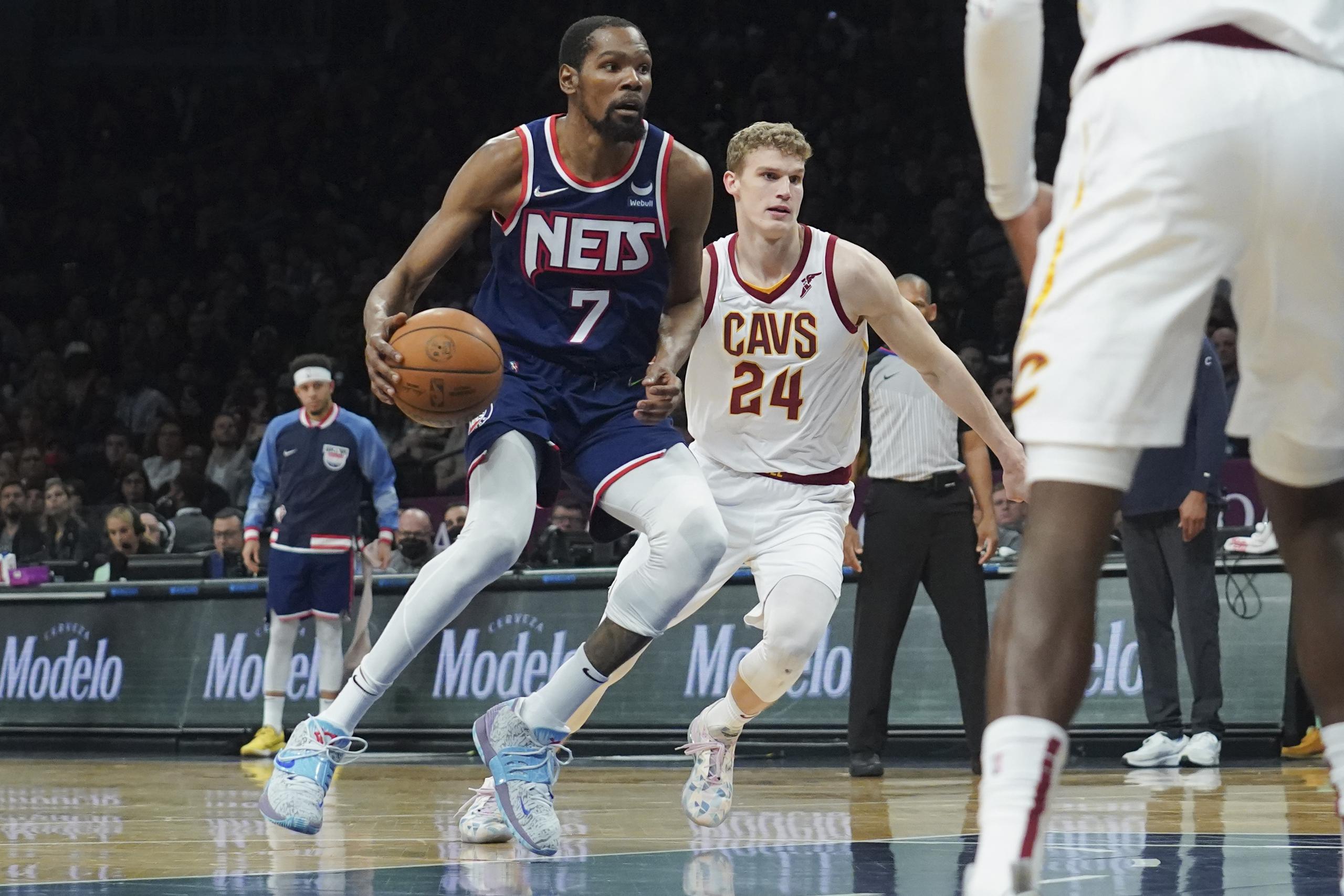 El alero de los Nets de Brooklyn Kevin Durant durante el partido de la NBA contra los Cavaliers de Cleveland, el viernes 8 de abril de 2022, en Nueva York. (AP Foto/Bebeto Matthews)