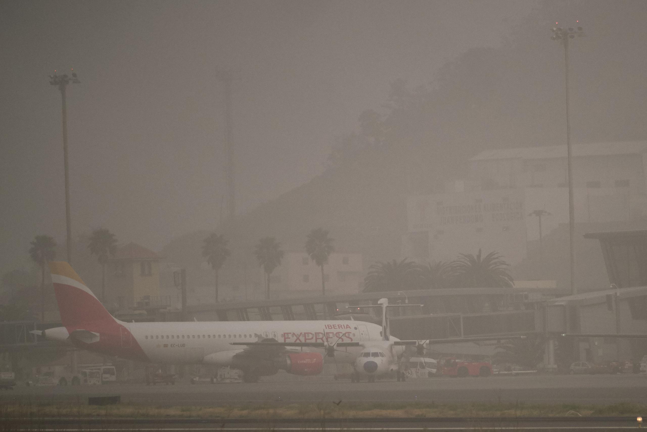 Aviones de pasajeros estacionados en la pista del aeropuerto de Santa Cruz de Tenerife, en España, el lunes 24 de febrero de 2020.