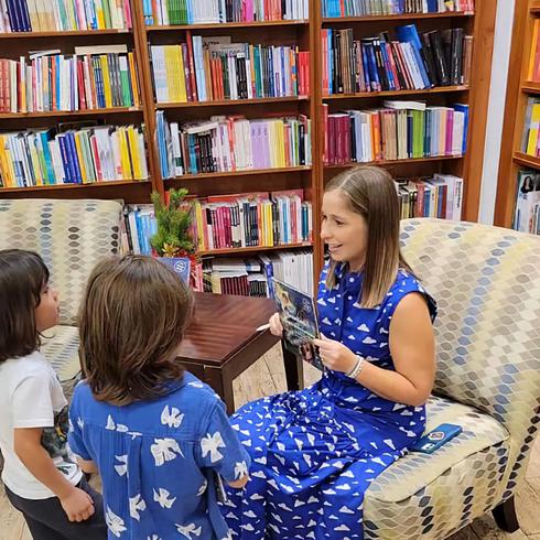 Gemelas boricuas lanzan su tercer libro bilingüe infantil