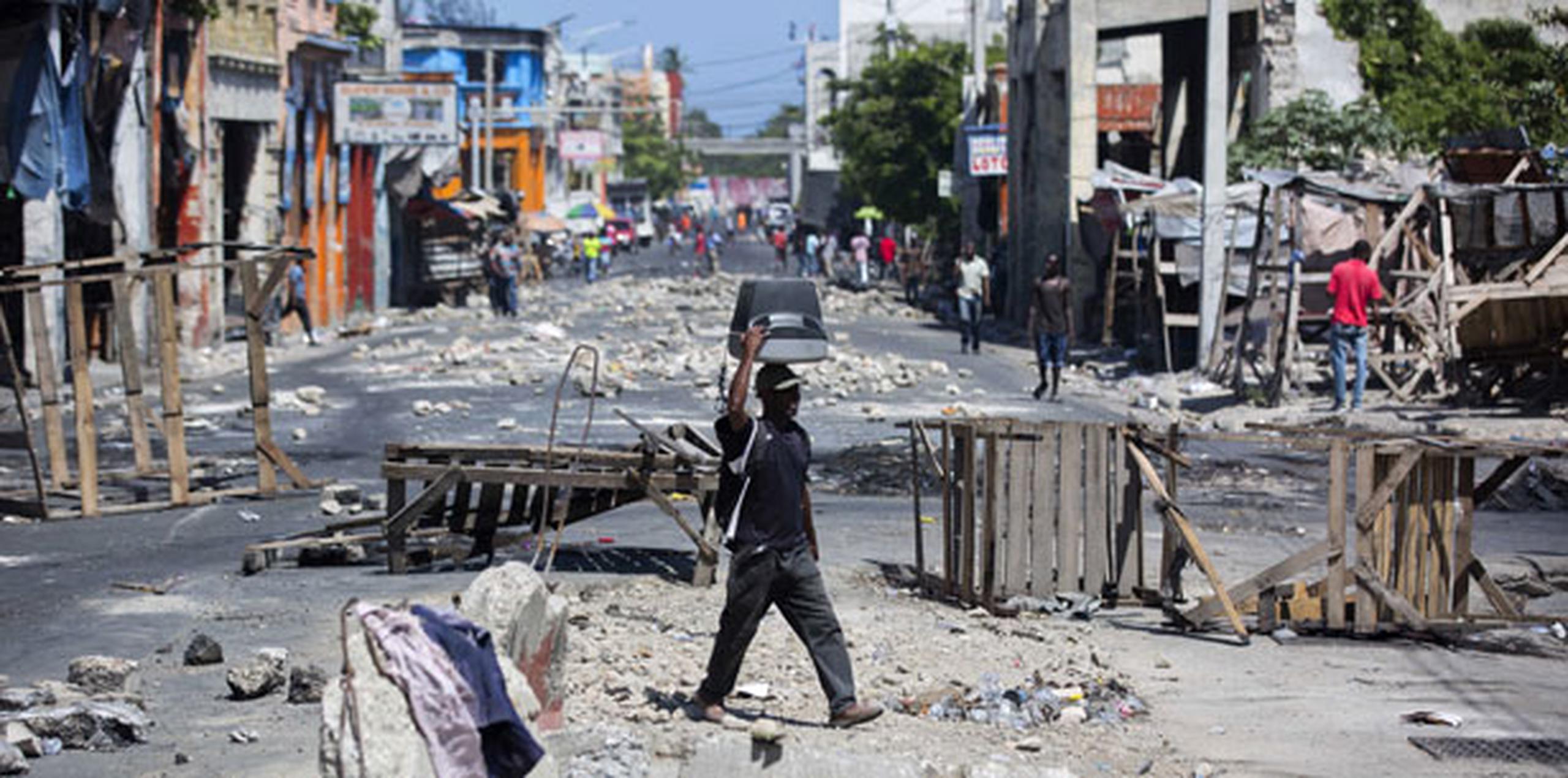 En las protestas de la semana anterior, cientos de personas bloquearon las calles con barricadas y paralizaron Puerto Príncipe y otras localidades desde la tarde del 6 de julio, luego de que el gobierno anunció que al día siguiente incrementaría los precios de la gasolina, diésel y queroseno. (AP)