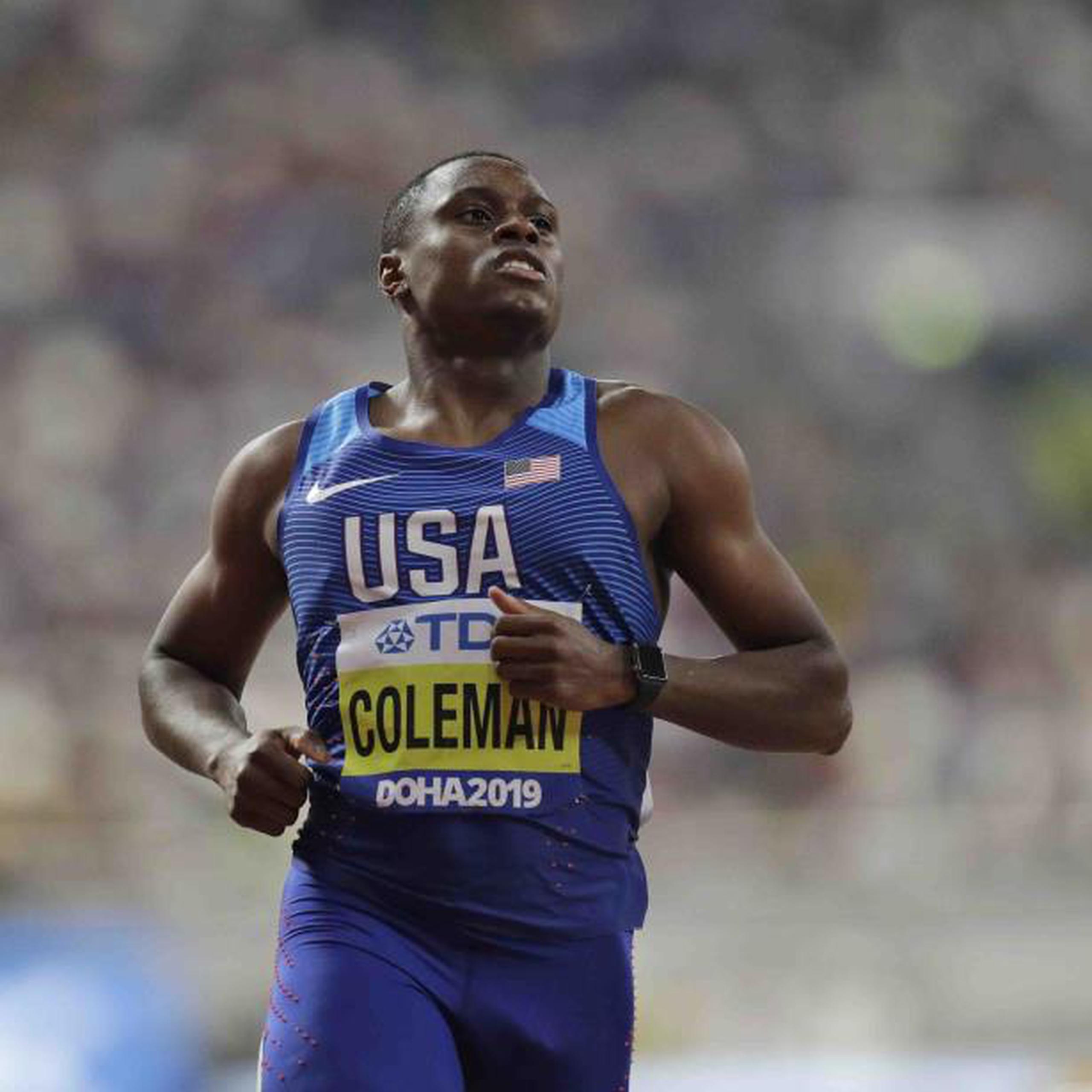 Christian Coleman tras avanzar sin problemas a la semifinal de los 100 metros en el Mundial de Atletismo en Doha, Qatar. (AP)