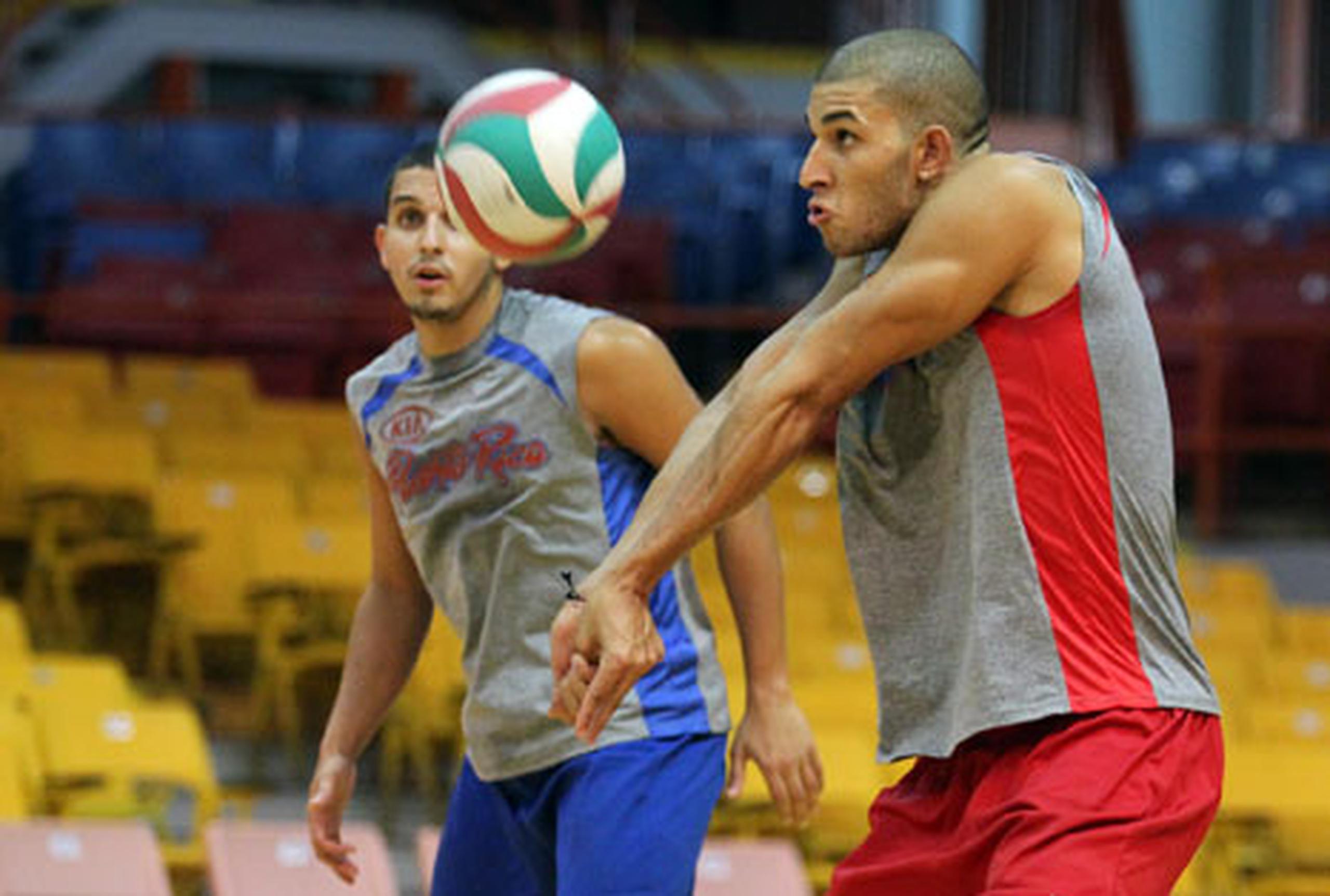 Sequiel Sánchez, levantando un balón, y Dennis del Valle podrían ser dos de los nuevos baluartes del seleccionado nacional de voleibol. (Archivo)