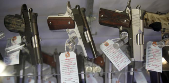 Armas a la venta en un una tienda. (AP)