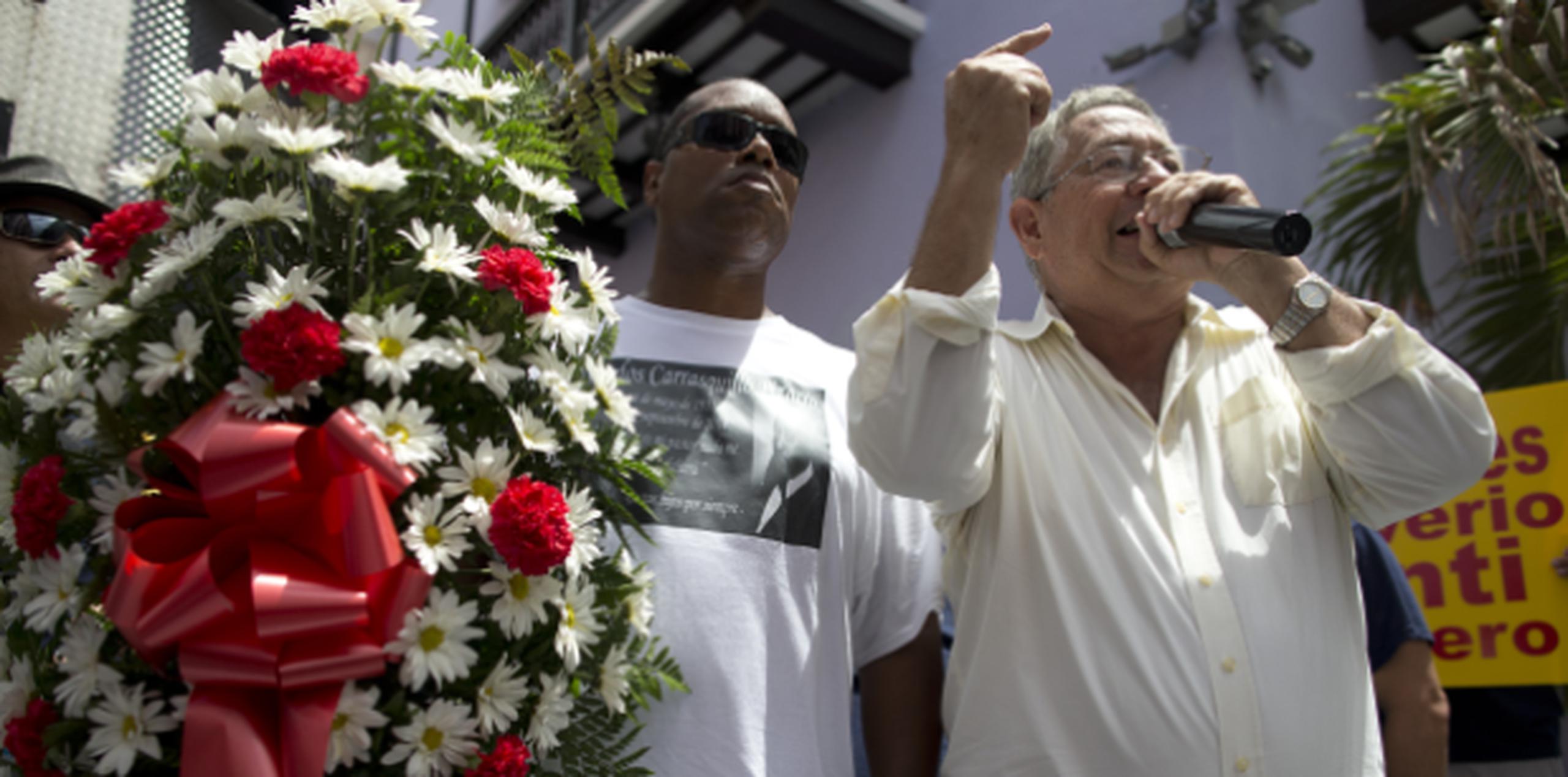 Carlos Carrasquillo, hijo de un bombero fallecido del mismo nombre, y el líder obrero José Tirado, llevan flores a Fortaleza. (teresa.canino@gfrmedia.com)