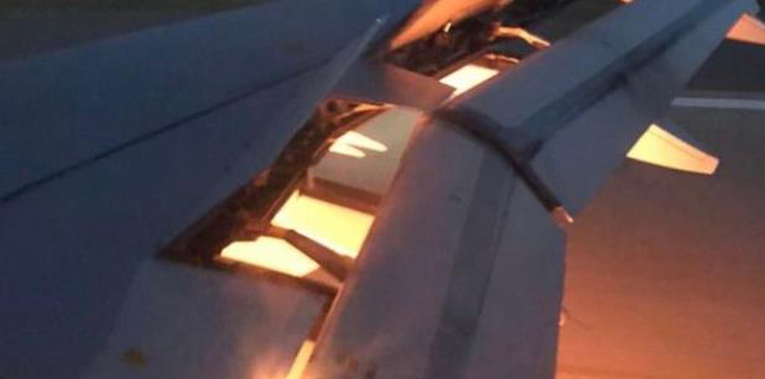 Imagen de la falla en el avión que llevaba la selección de Arabia Saudí. (Twitter)