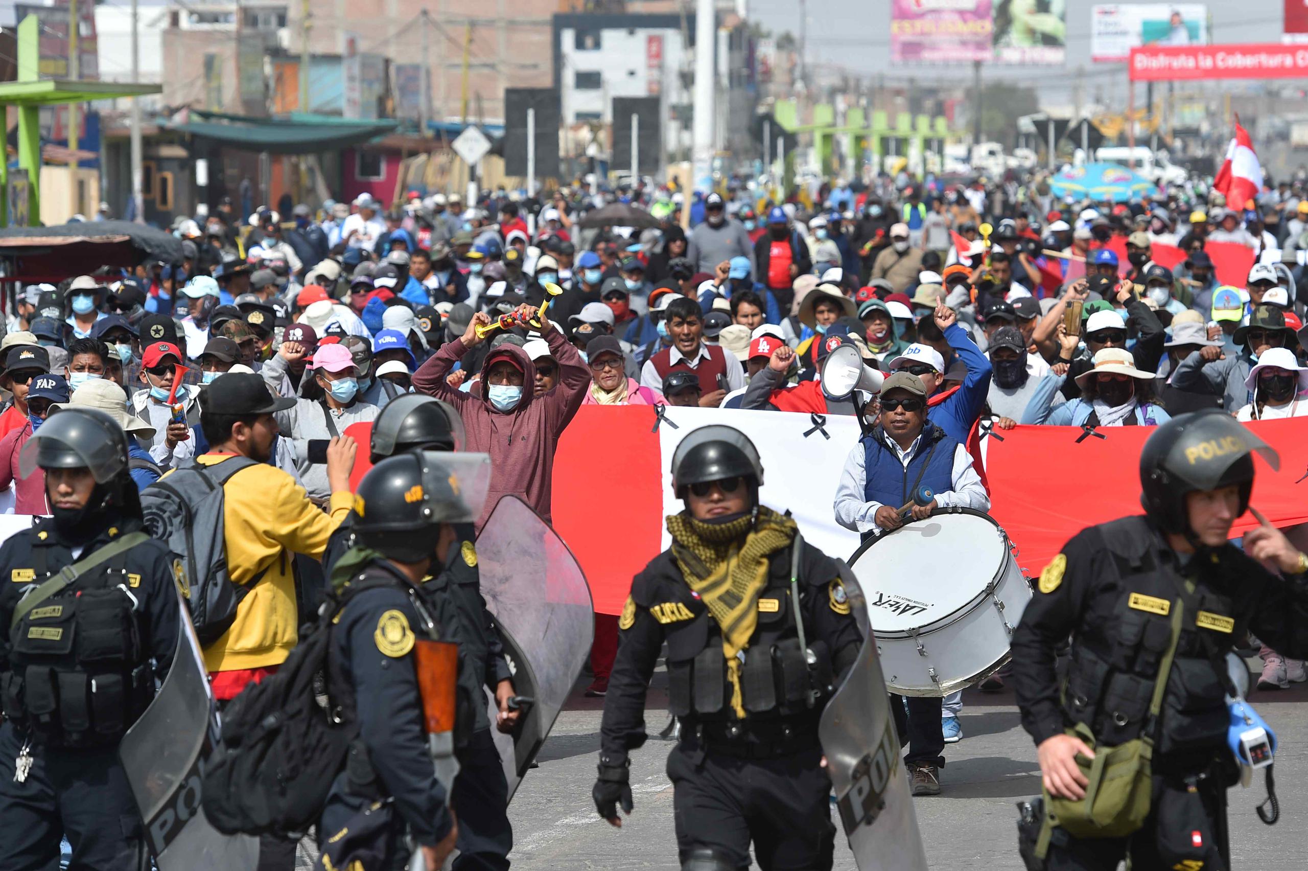 Manifestantes marchan hoy, en contra del Gobierno de la presidenta Dina Boluarte, en las calles de la ciudad de Arequipa, en Perú. (EFE/José Sotomayor)