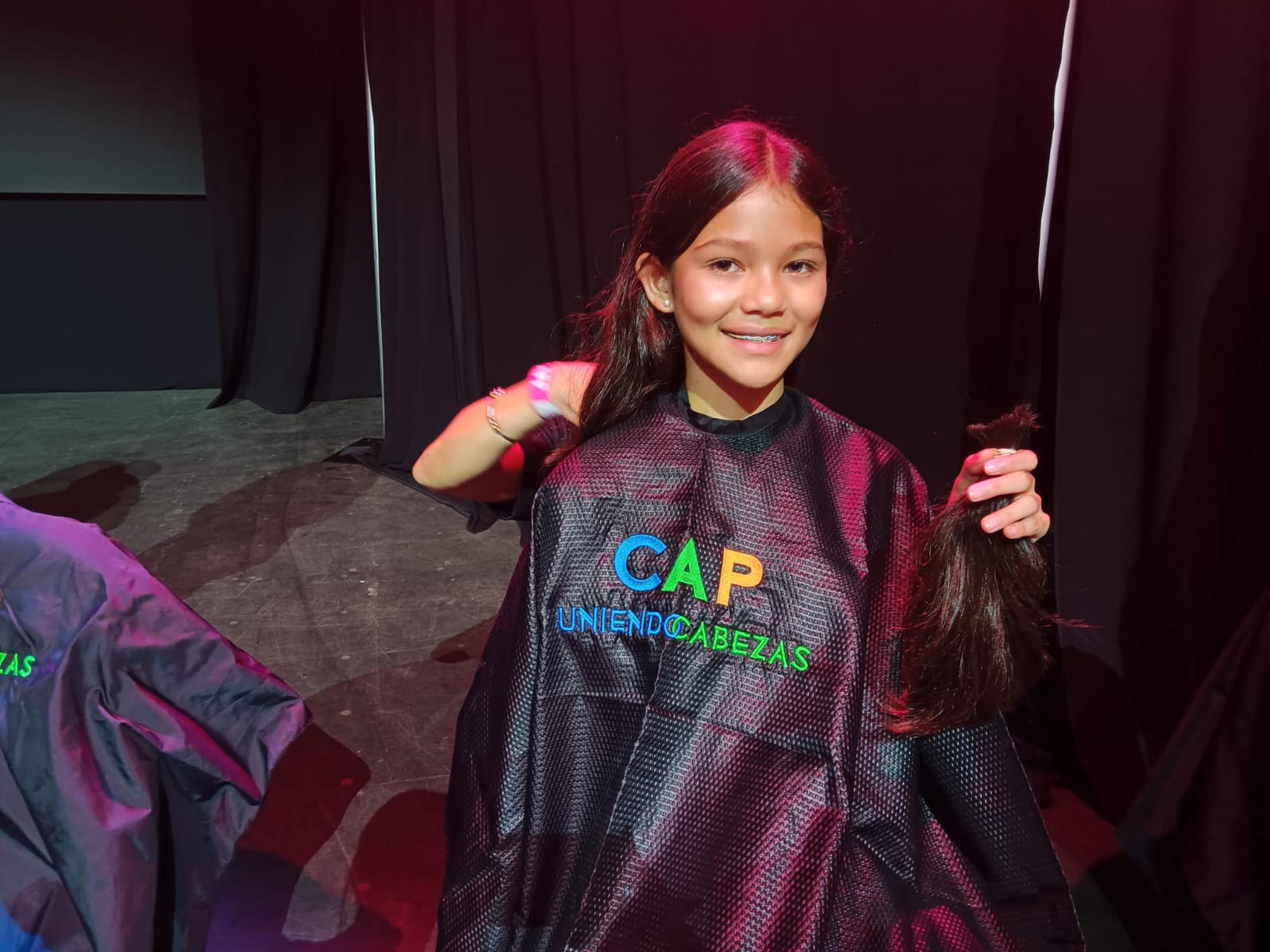 Ánika González, de 11 años, donó su cabello a beneficio de los pacientes que necesitan pelucas.