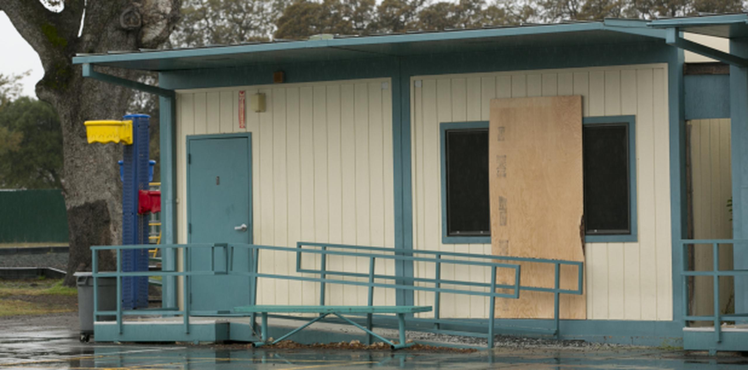 Dentro de la escuela elemental Rancho Tehama, los niños y algunos padres se refugiaron bajo las mesas mientras las balas perforaban las aulas portátiles. (AP / Rich Pedroncelli)