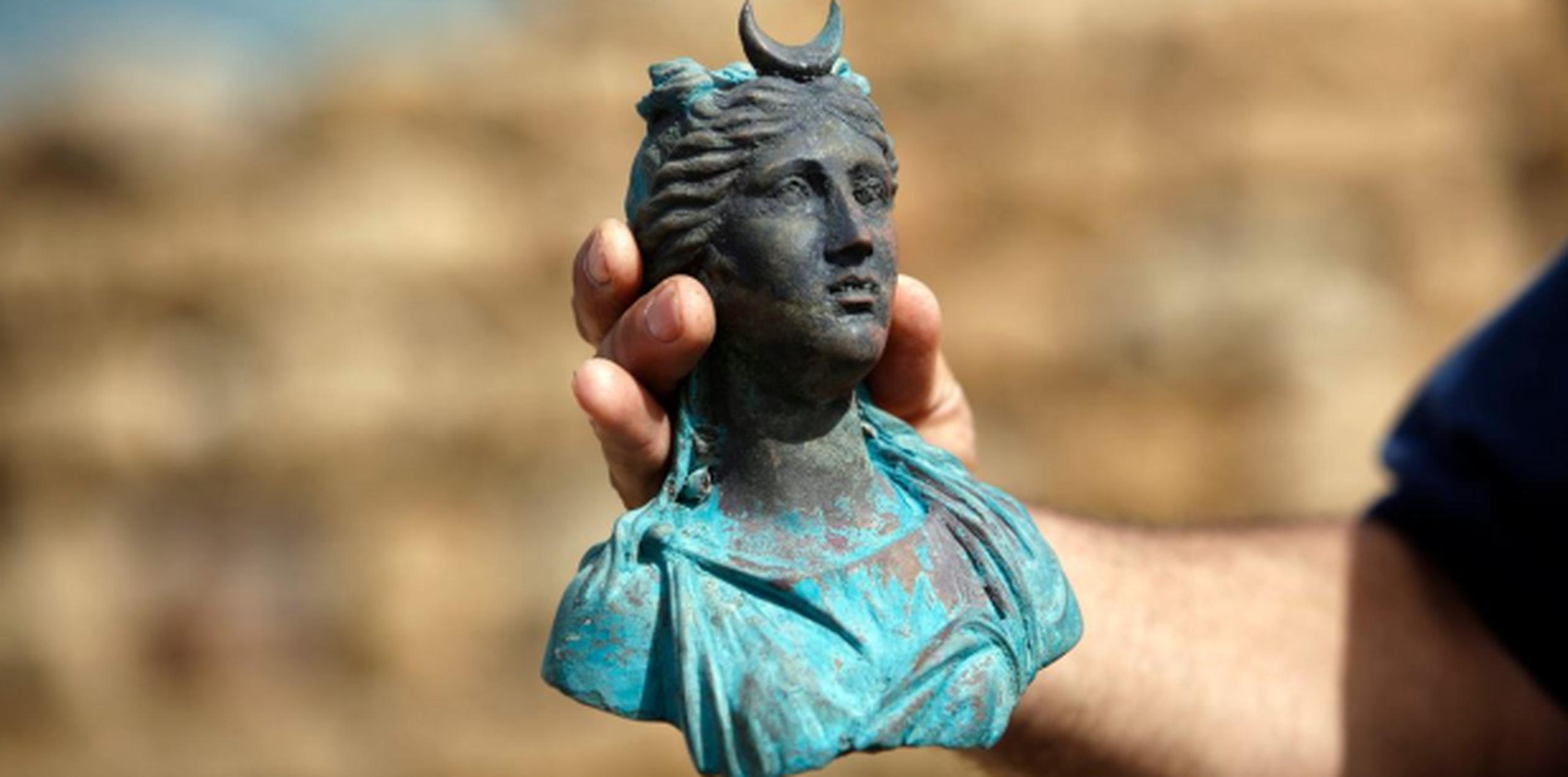 Los tesoros fueron hallados el mes pasado por los buzos Ran Feinstein y Ofer Raanan cuando se toparon con un ancestral naufragio cerca del puerto de Caesarea. (EFE)