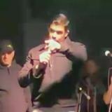 ¡Y fuera! Jerry Rivera se molesta con fanático en concierto