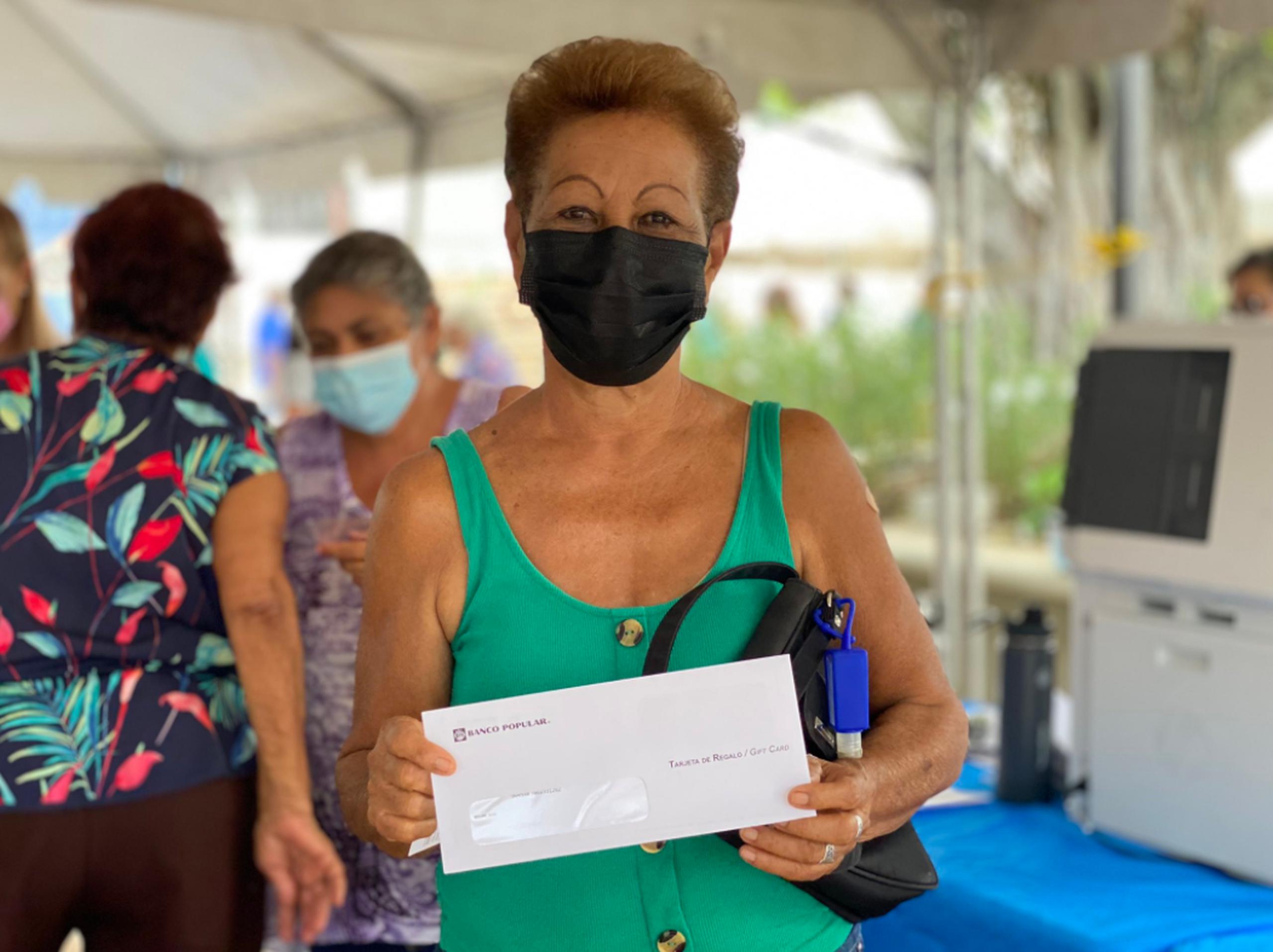 Como parte de las iniciativas para promover la vacunación, hoy en Coamo se otorgaron 340 tarjetas de regalo con valor de $100.