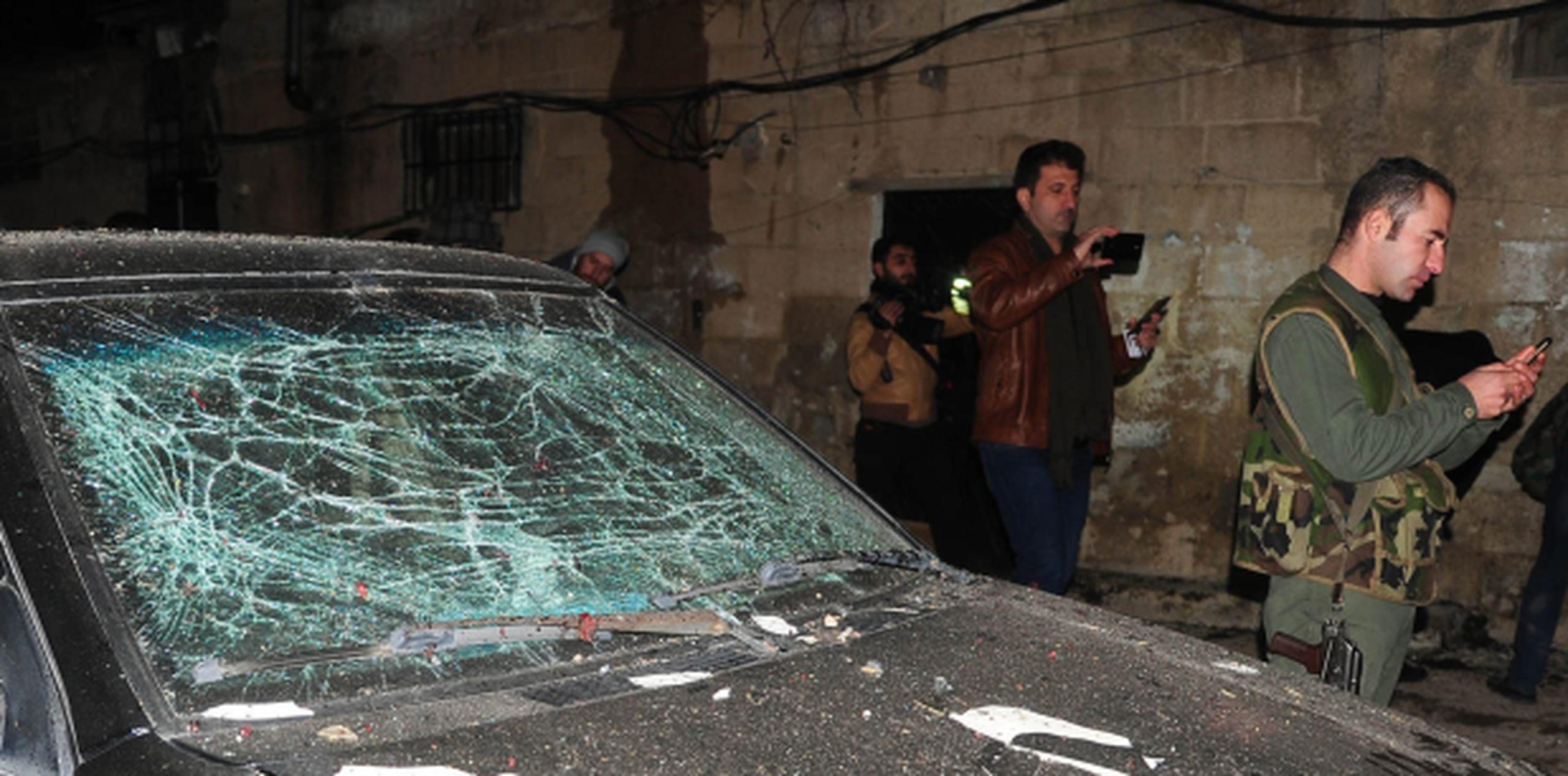 La violencia no cesa en Siria. Aquí la imagen de cómo quedó un auto tras un atentado suicida en Damasco. (EFE)