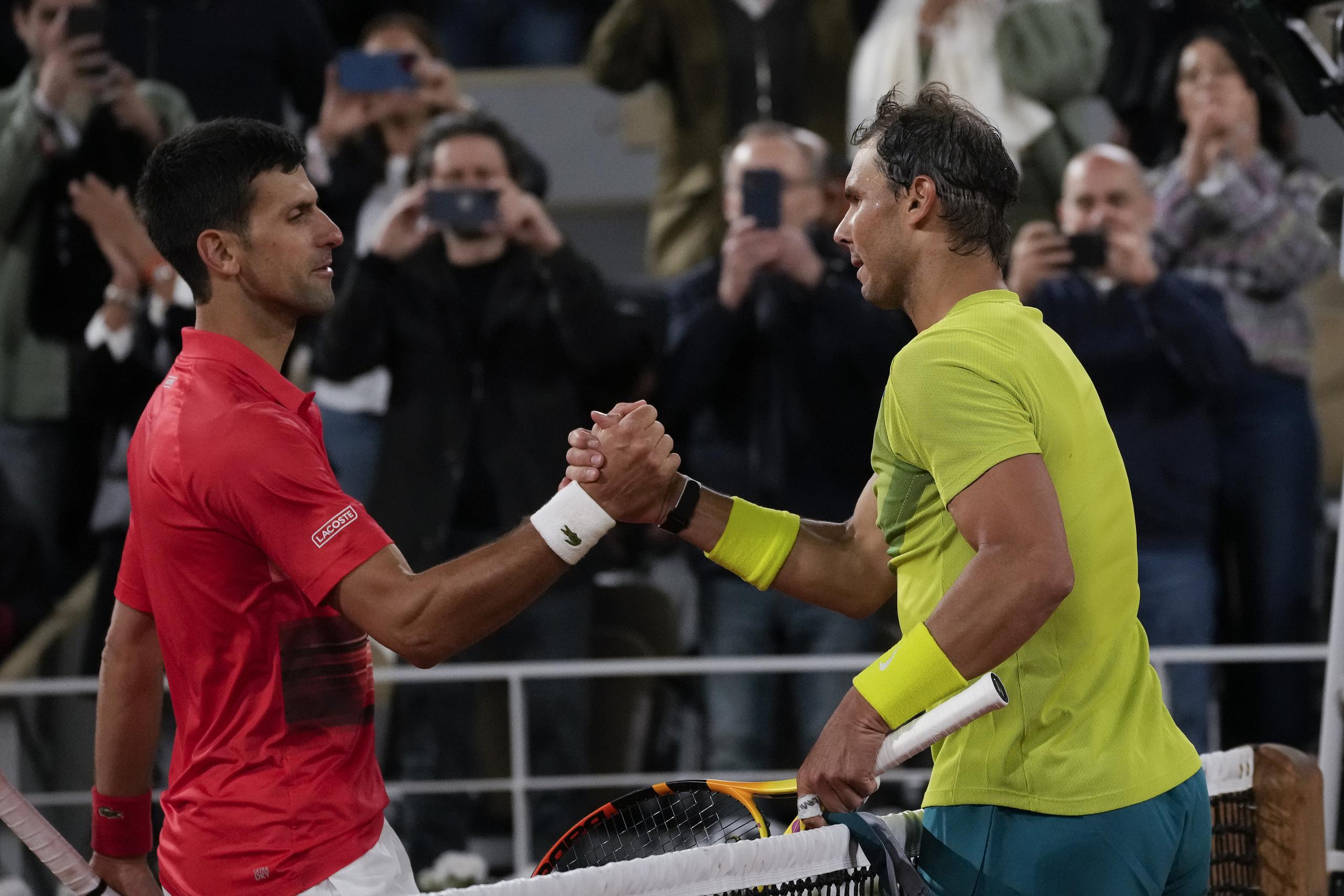 Novak Djokovic, a la izquierda, acepta su revés felicitando a Nadal.