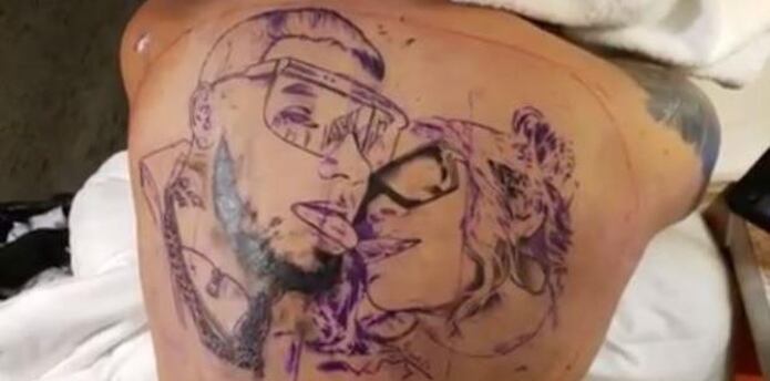 Anuel Se Hace Tremendo Tatuaje En La Espalda Con La Cara De Karol