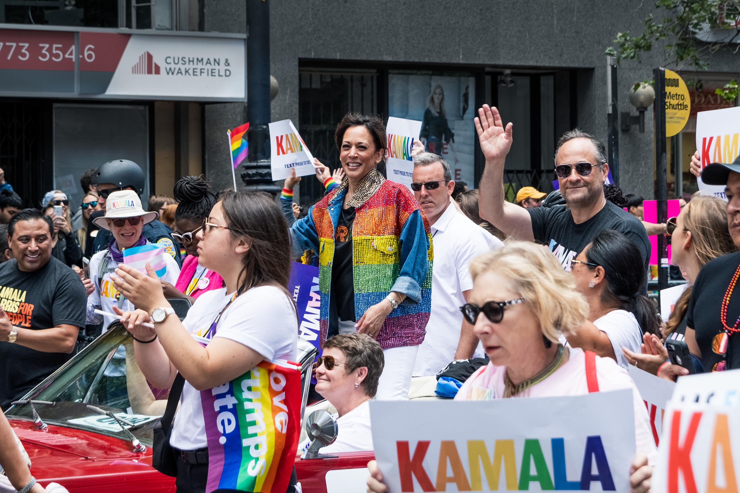 La entonces candidata demócrata a la vicepresidencia, Kamala Harris, durante suen la Marcha del Orgullo LGBTQ+ en San Francisco, California.