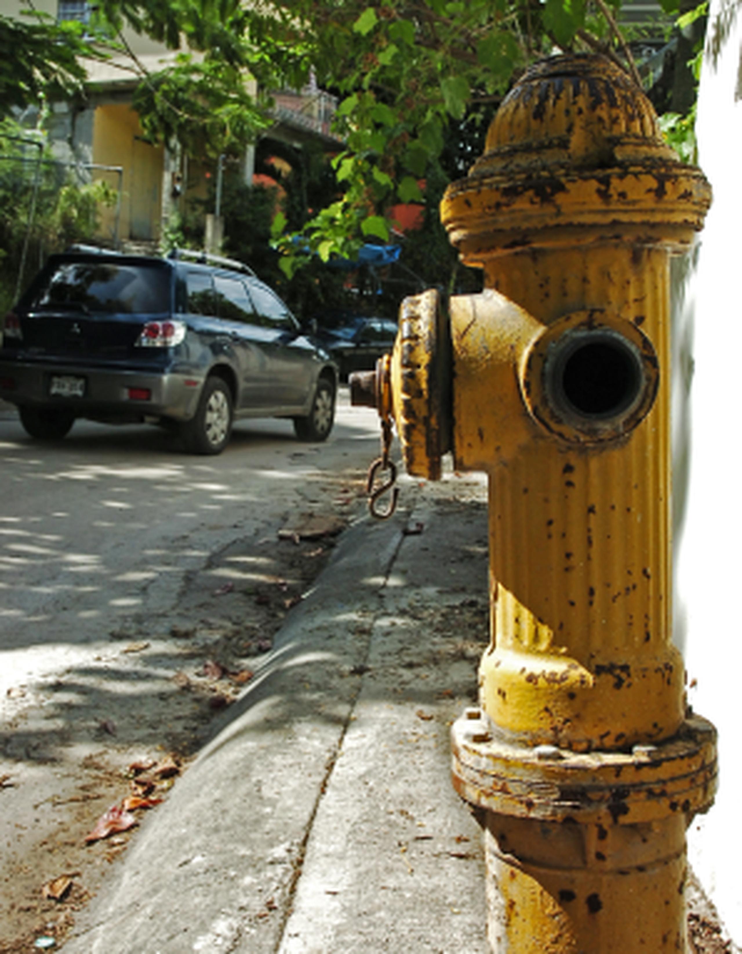 Para reportar situaciones de vandalismo o mal uso de los hidrantes, las personas se pueden comunicar de forma anónima al 1-888-667-6230 o escribir a confidencias@acueductospr.com. (Archivo)