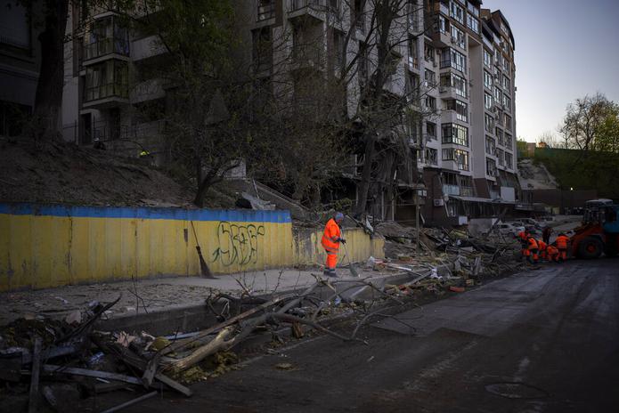 Equipos de limpieza trabajan en el lugar de una explosión en Kiev, Ucrania, el 29 de abril de 2022.