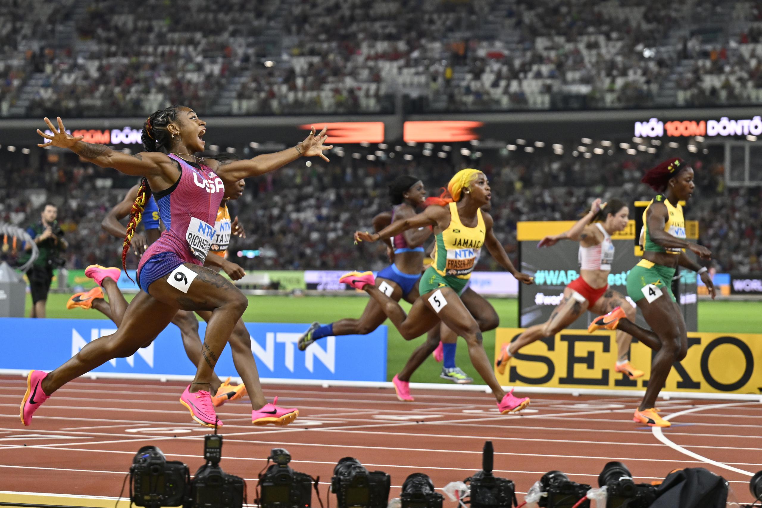 La estadounidense Sha'Carri Richardson estira los brazos tras ganar los 100 metros en el Mundial de atletismo este lunes en Budapest.