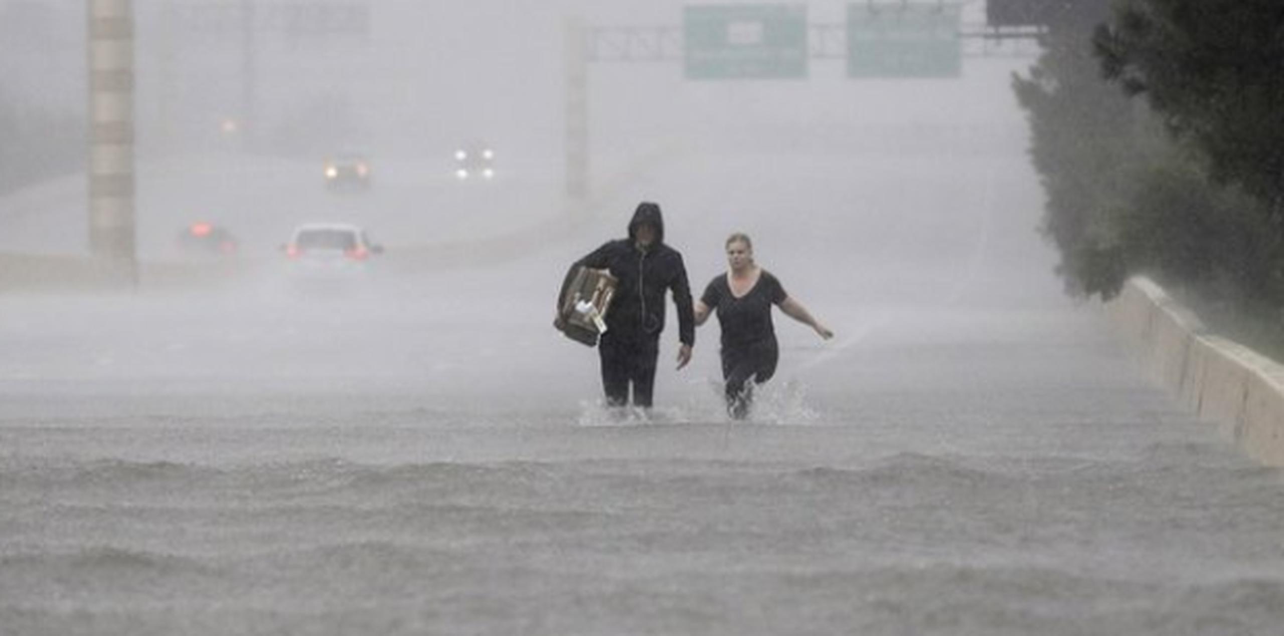 Medios han reportado que han caído cerca de 50 pulgadas de lluvia en partes de Houston. (Archivo)