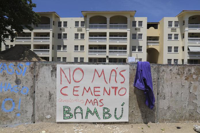 Manifestación en contra de la construcción de una piscina y área recreativa en el condominio Sol y Playa de Rincón (Playa Almendros).