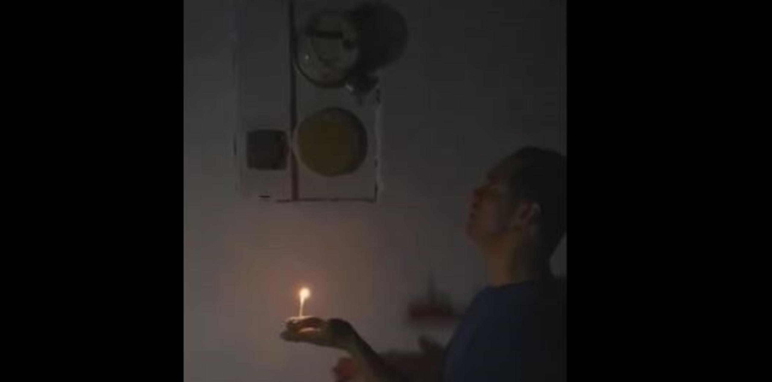 Con un pequeño bizcocho en mano y una vela, Collazo se paró frente al aparato para cantarle esa improvisada canción que refleja la triste realidad de cientos de miles de puertorriqueños. (Captura)