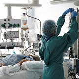 Gobernador y Mellado aseguran que los hospitales están “muy lejos de un colapso”