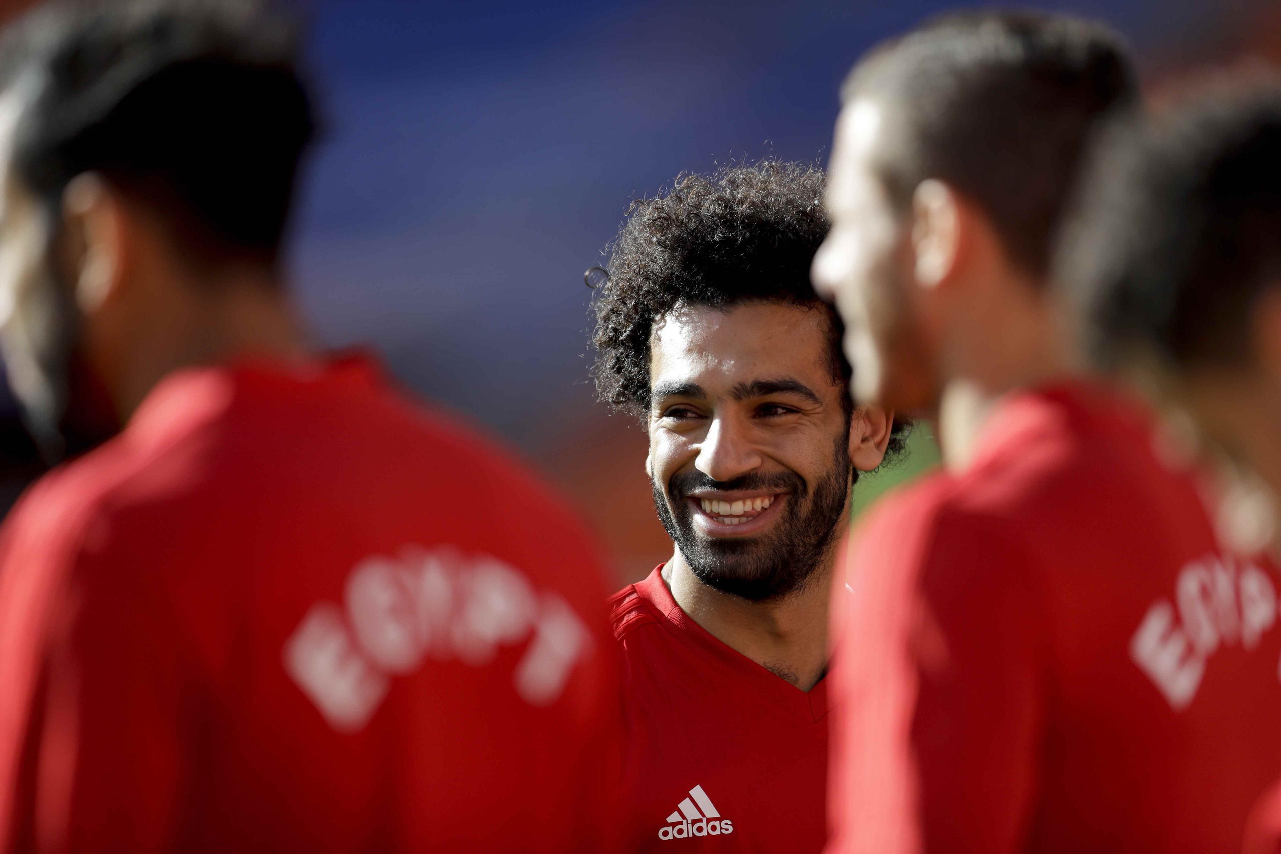 Muchos egipcios mezclan la fiesta sagrada con el juego de su selección, capitaneada por Mohamed Salah, al centro. (AP) 