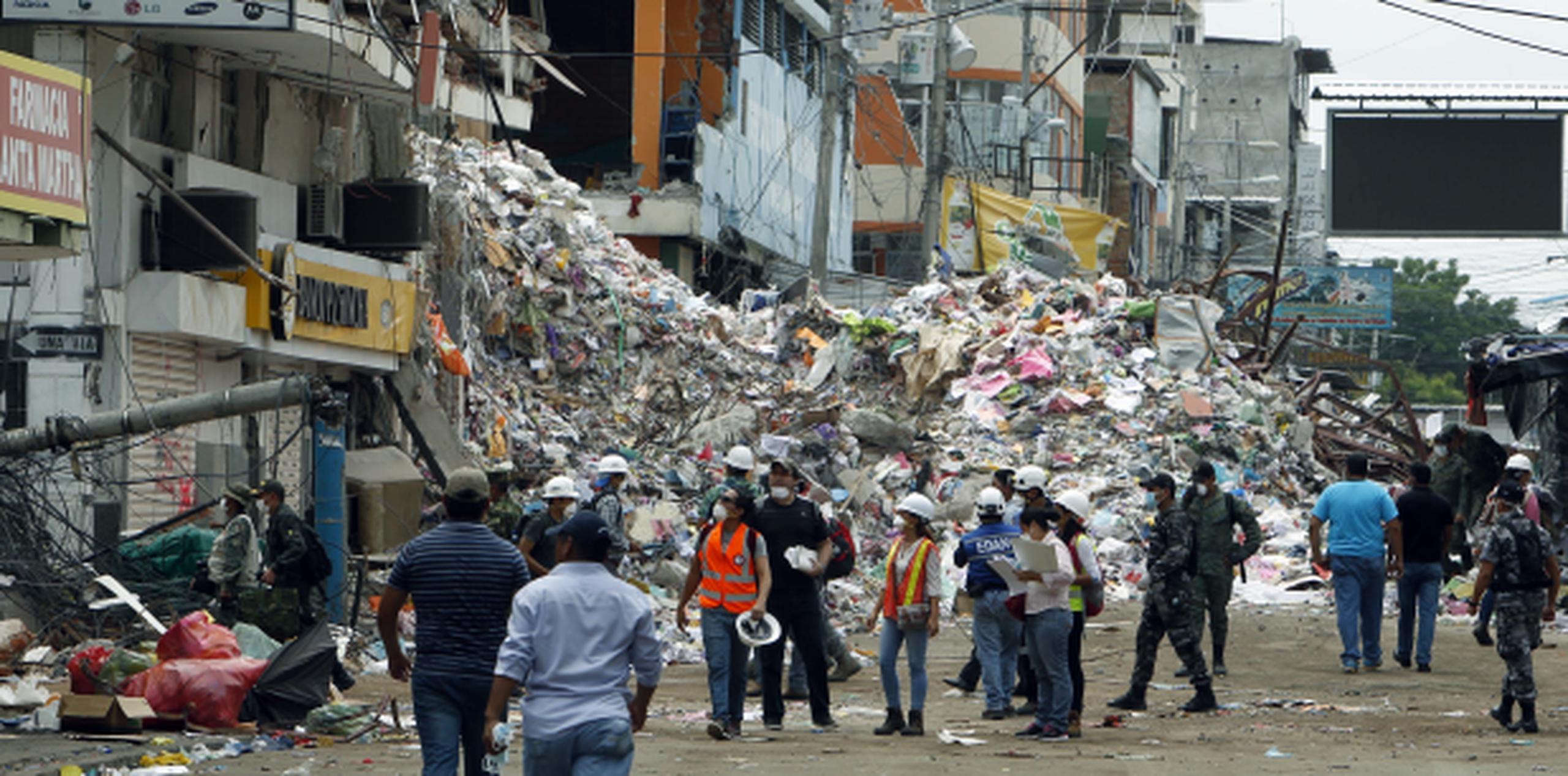 Vista de edificios afectados durante un recorrido de los presidentes Rafael Correa y Juan Manuel Santos en el barrio Tarqui, uno de los más afectados por el terremoto, en Manta (Ecuador). (EFE / Mauricio Dueñas Castañeda)