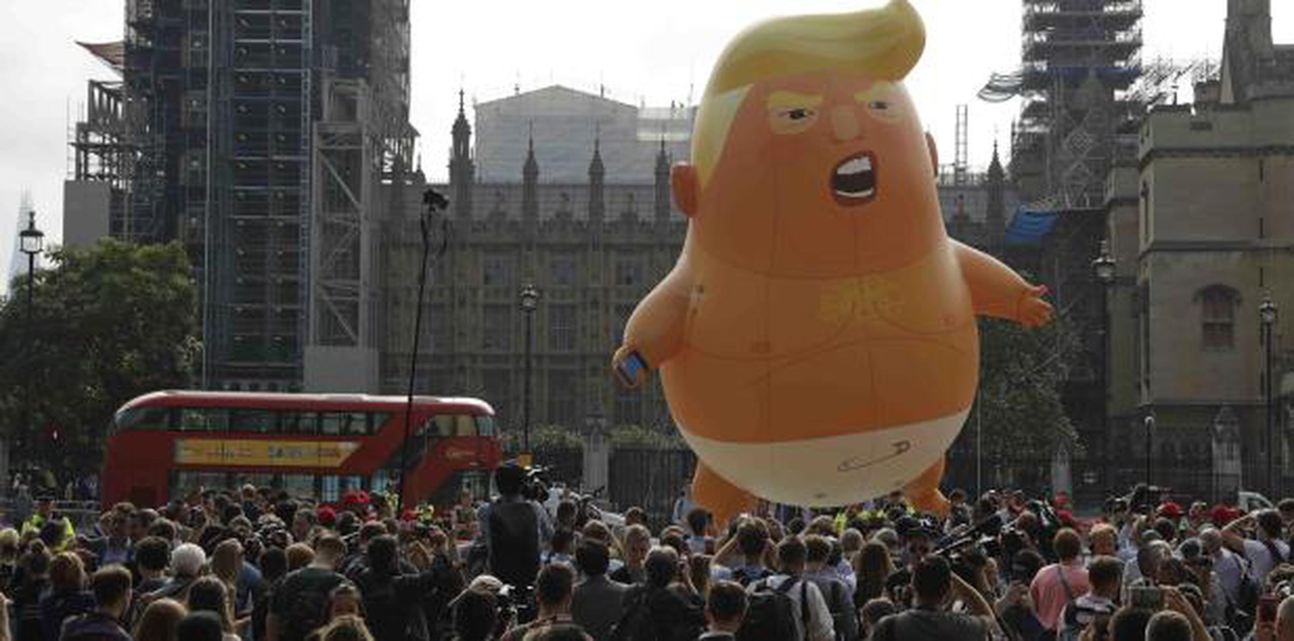 Un gigantesco globo de Trump con un celular en mano flota por Londres en medio de las protestas. (AP)