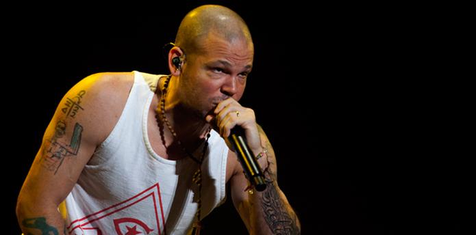 A menos que los pronósticos fallen, el popular dúo de música urbana Calle 13 rompería su propio récord convirtiéndose en el artista con más gramófonos dorados en su haber. (Archivo/AP)