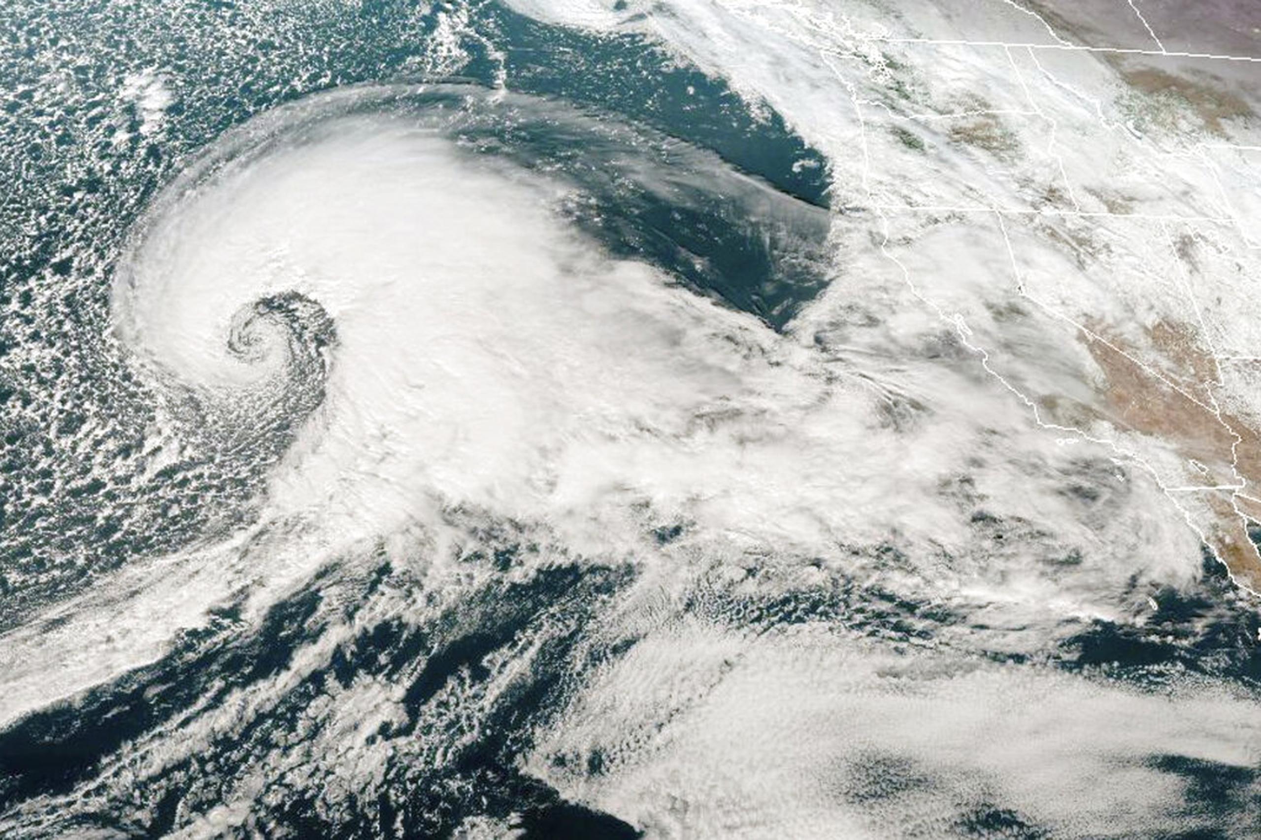 Imagen satelital que muestra el sistema de tormentas mientras se acercaba durante la tarde de ayer a la costa oeste de Estados Unidos.