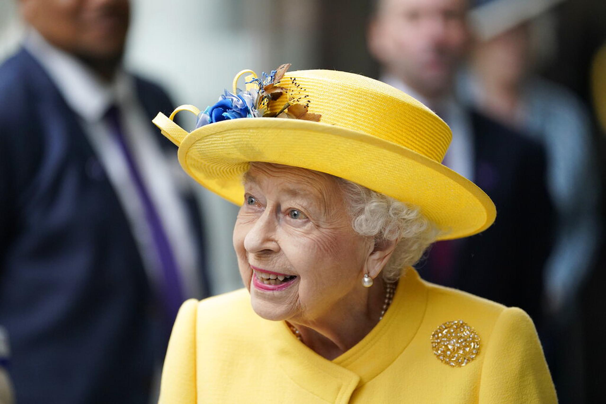 La reina Elizabeth II visita la estación de Paddington en Londres, el 17 de mayo de 2022.