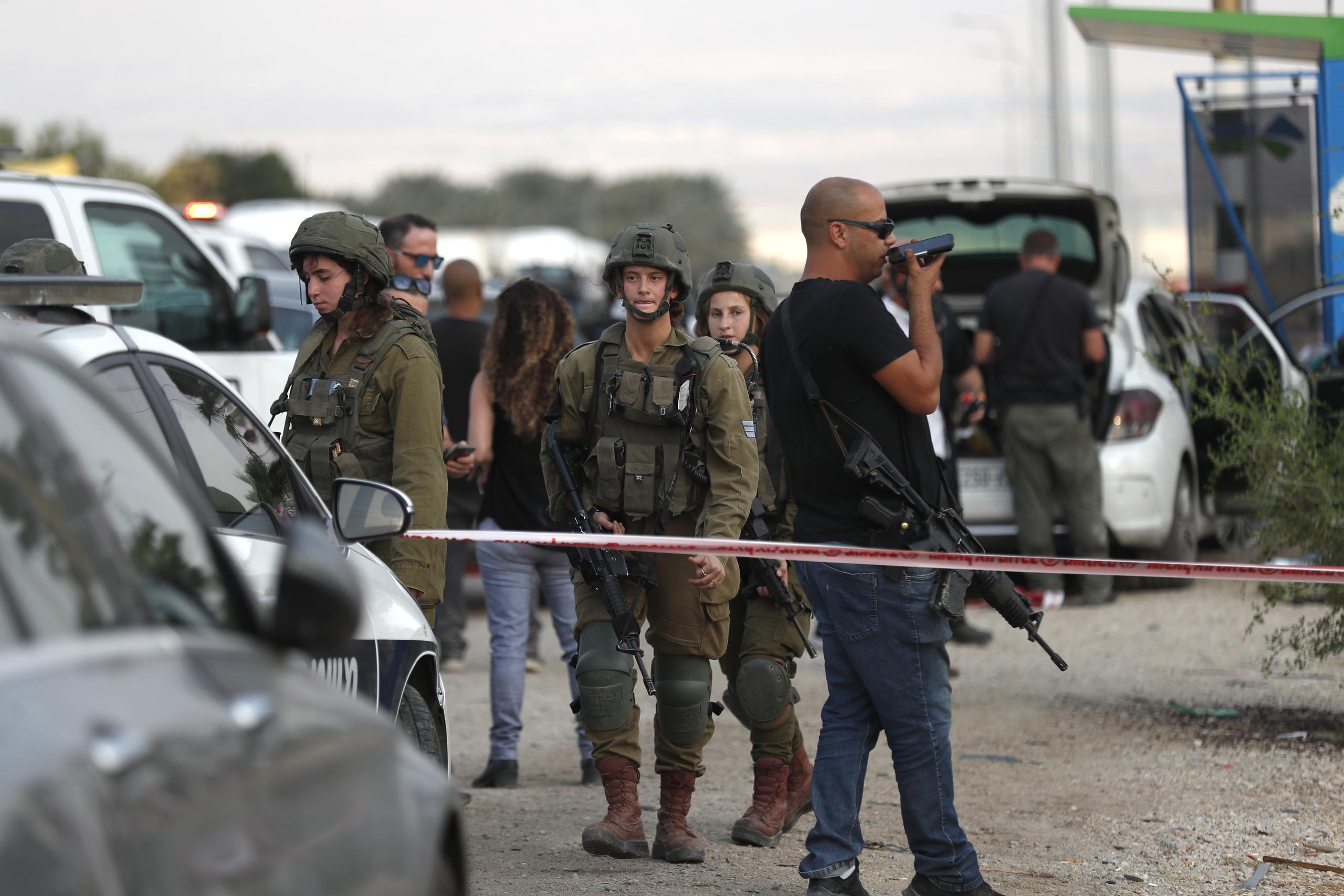Soldados israelíes en el lugar de Cisjordania ocupada donde un palestino atropelló hoy a cinco uniformados. EFE/EPA/ATEF SAFADI
