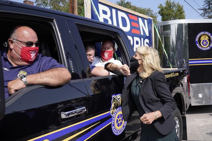 Jill Biden, esposa del exvicepresidente demócrata Joe Biden, saluda a los miembros de Teamsters Union Roger Tavers.