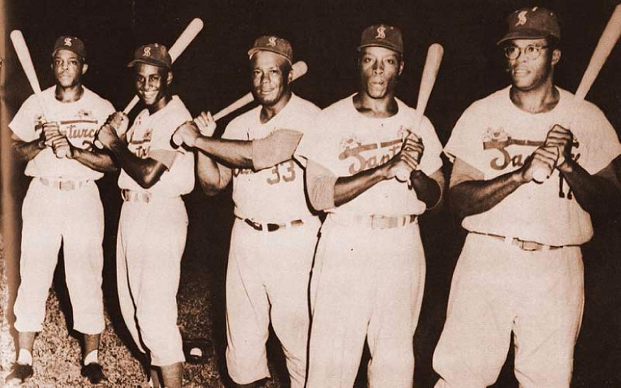 Entre las memorables estampas del béisbol invernal está esta imagen del segundo escuadrón del pánico de Santurce, que unió a Willie Mays, Roberto Clemente, Buster Clarkson, Bob Thurman y George Crowe. (Archivo)