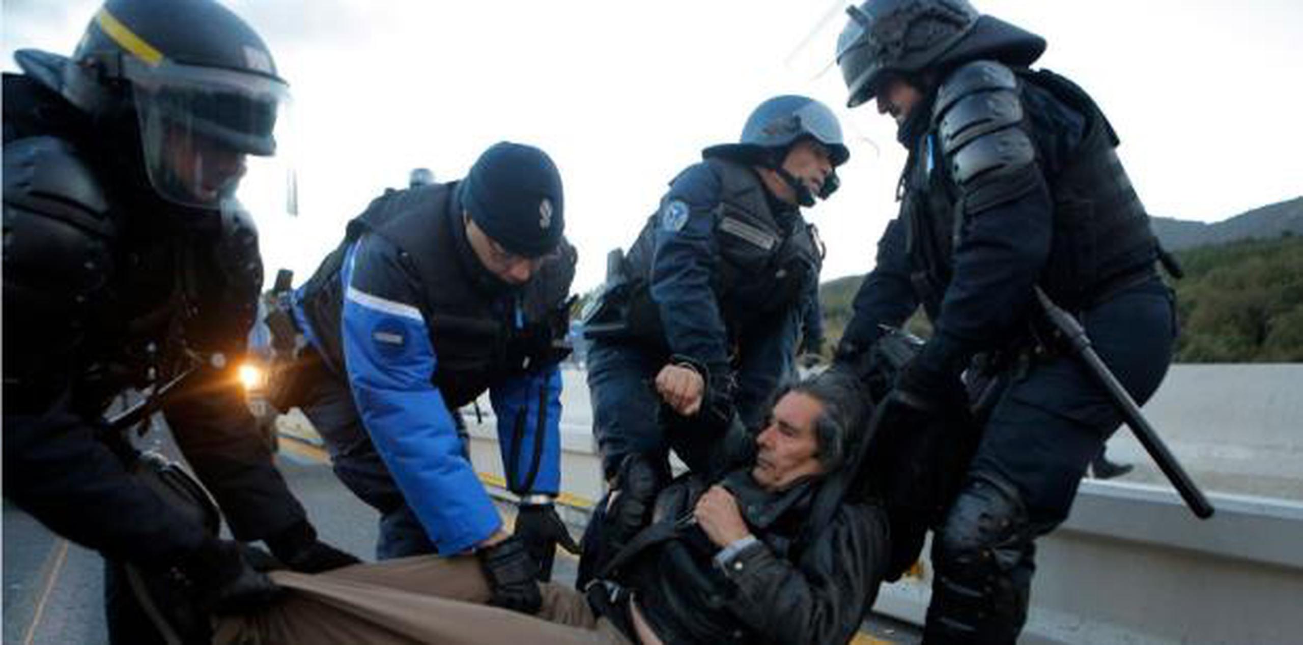 Cientos de activistas permanecieron en torno al paso de La Jonquera, mientras policías regionales catalanes se mantenían en guardia en el lado español de la frontera. (AP)