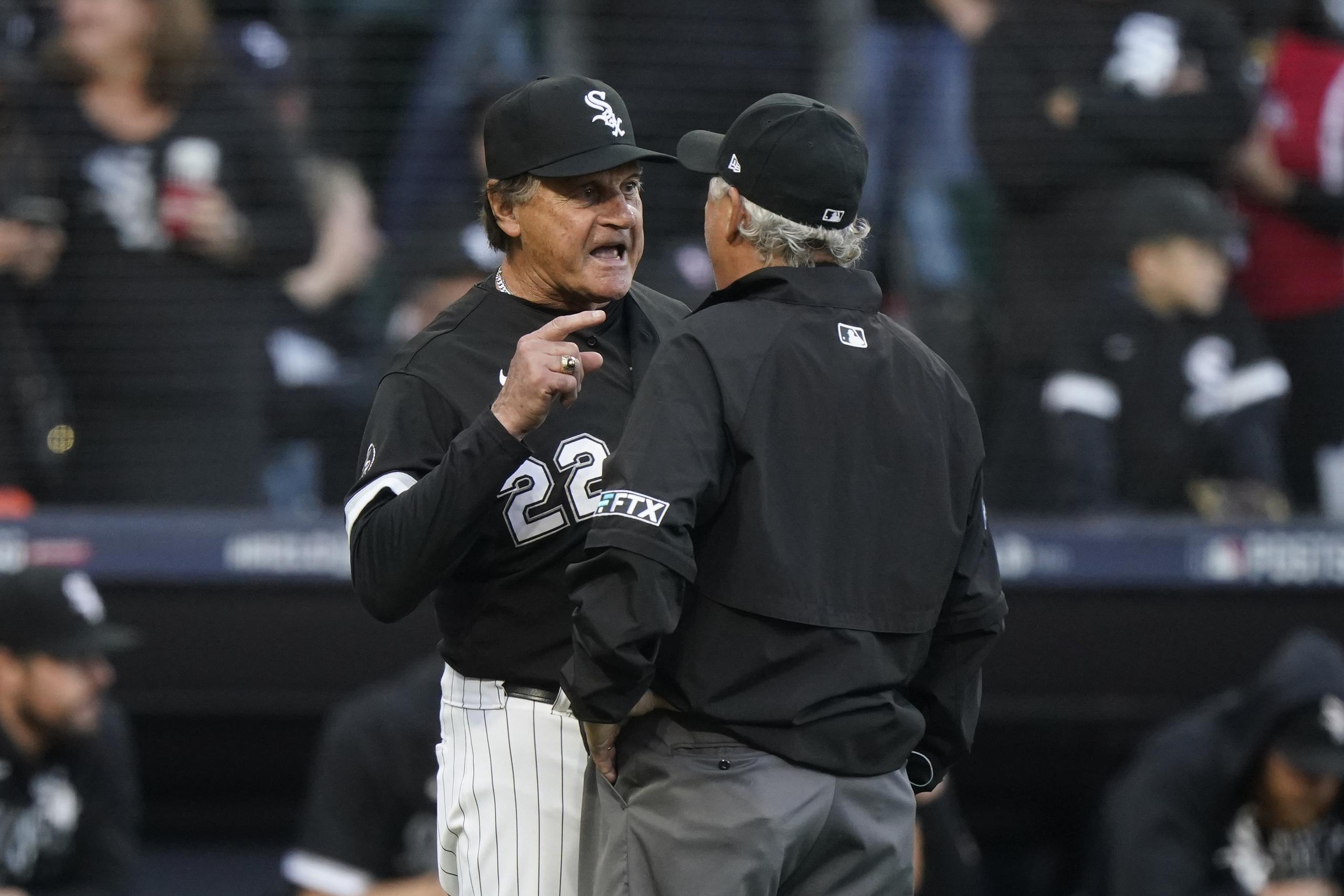Tony La Russa, mánager de los Medias Blancas de Chicago, discute con el umpire Tom Hallion, en el cuarto juego de la Serie Divisional de la Liga Americana frente a los Astros de Houston.