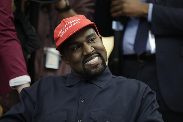 El rapero Kanye West usa una gorra con el lema de Trump "Make America Great" durante una reunión con el presidente en la Casa Blanca, en Washington