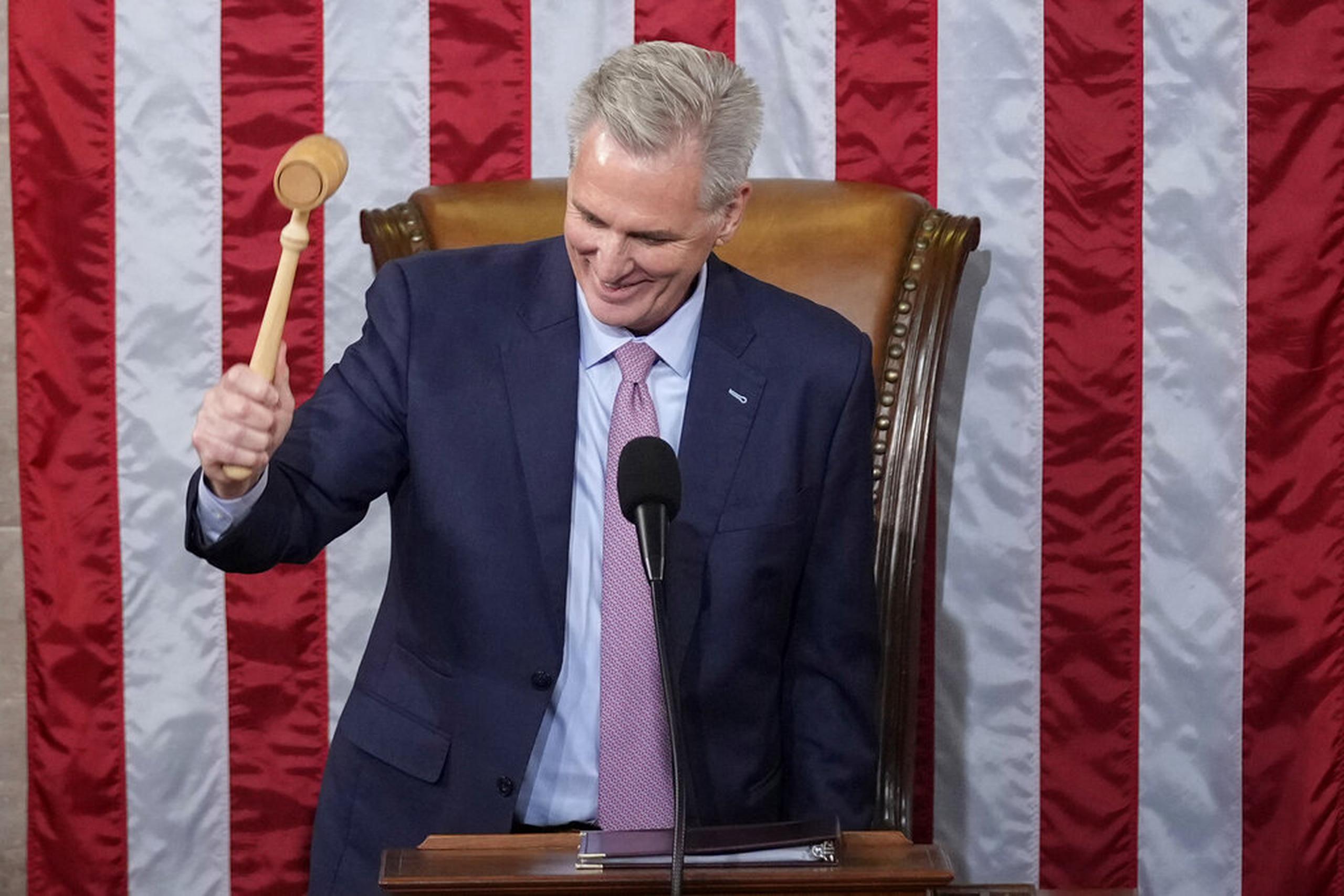 El nuevo presidente de la Cámara de Representantes de Estados Unidos, Kevin McCarthy, de California, sostiene el mazo en su puesto en el hemiciclo, en Washington, el 7 de enero de 2023.