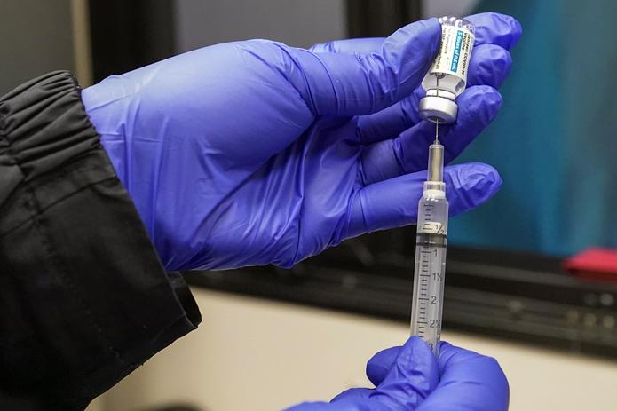 Personal médico prepara una dosis de la vacuna de Johnson & Johnson contra el COVID-19.