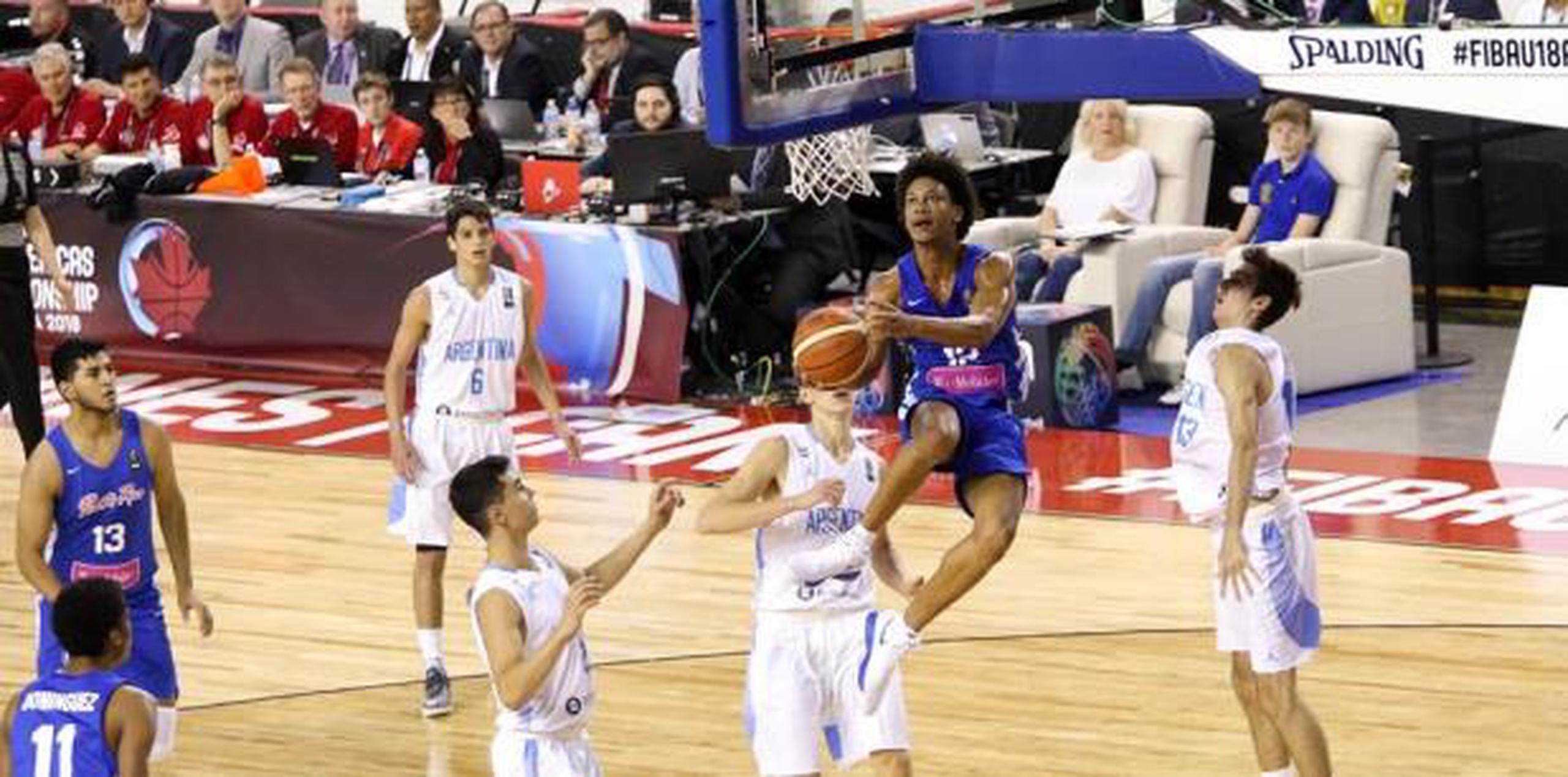 Isaiah Palermo de Puerto Rico intenta un canasto (FIBA)