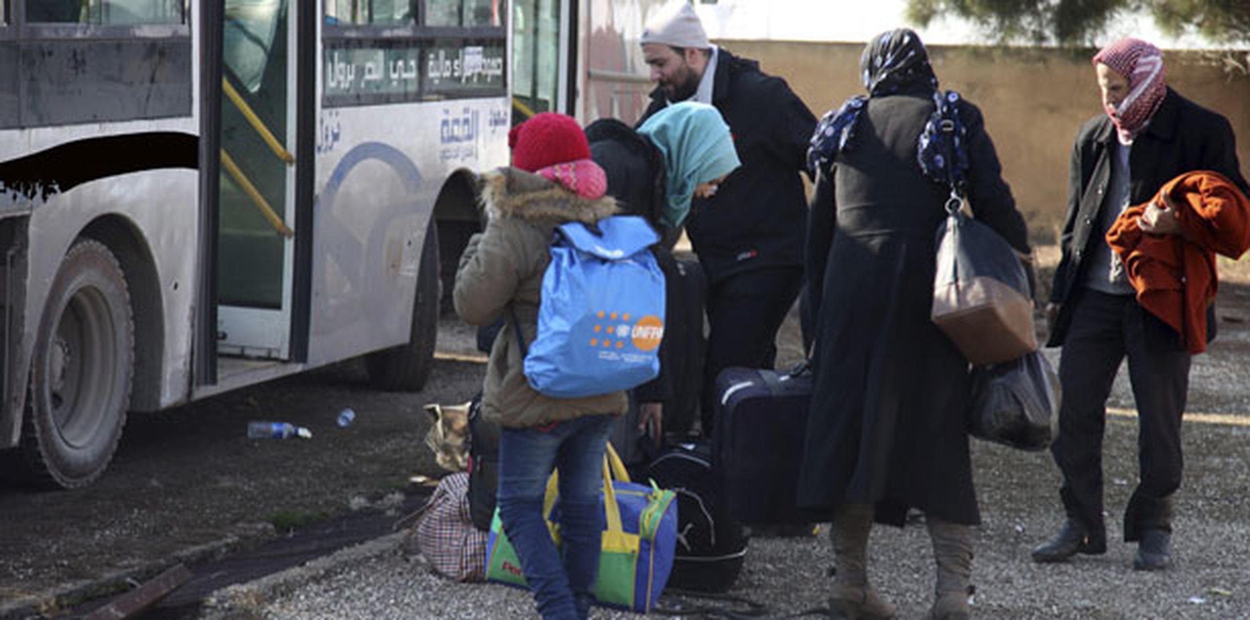Las evacuaciones dieron inicio la semana pasada luego que la oposición siria accedió entregar sus últimas posiciones en el este de Aleppo. (Prensa Asociada)