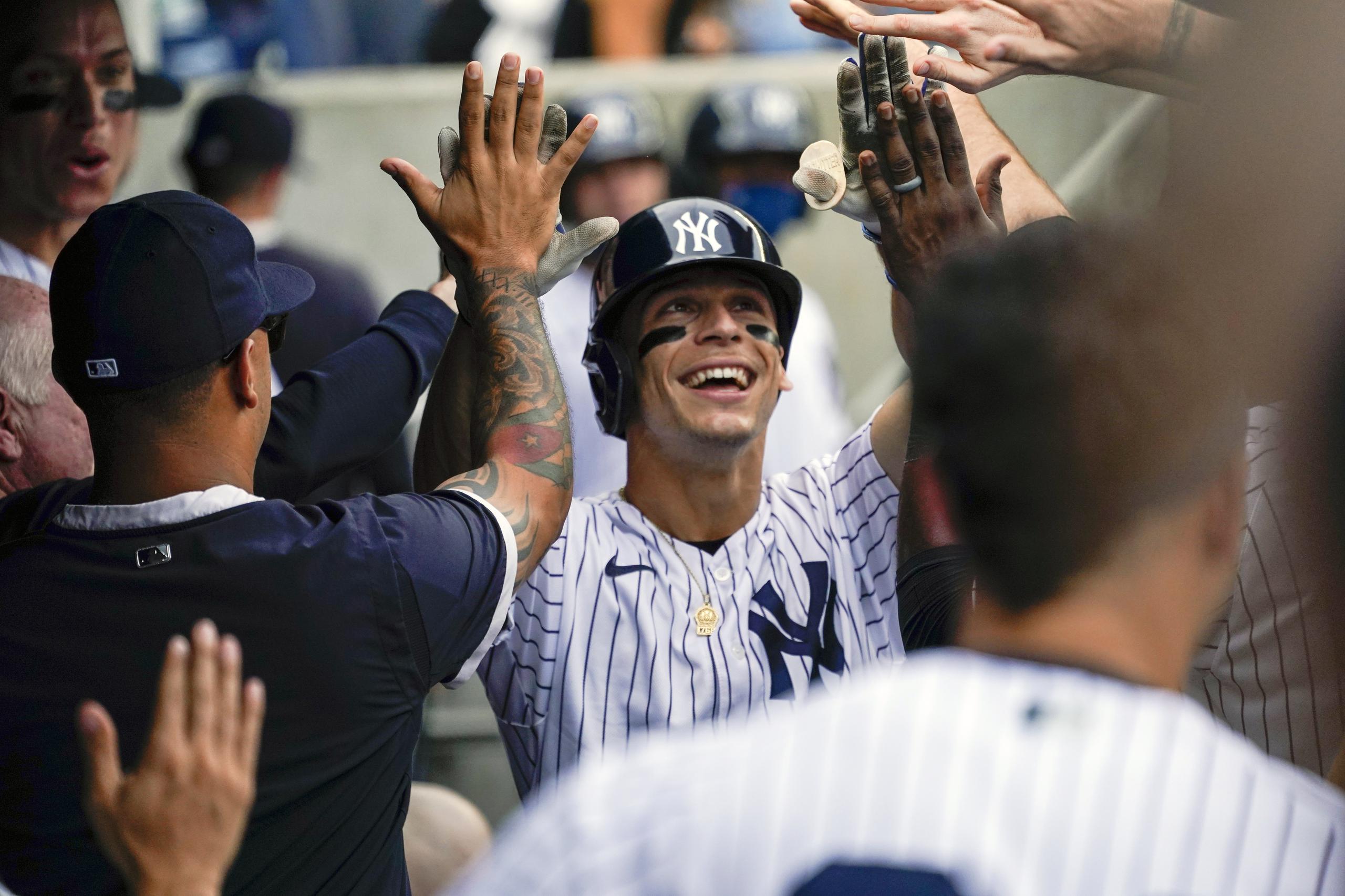 El jugador de sangre boricua de los Yankees de Nueva York, Andrew Velázquez, es todo sonrisas tras conectar un cuadrangular en el triunfo de los Yankees y con parte de su familia en las gradas observándole.