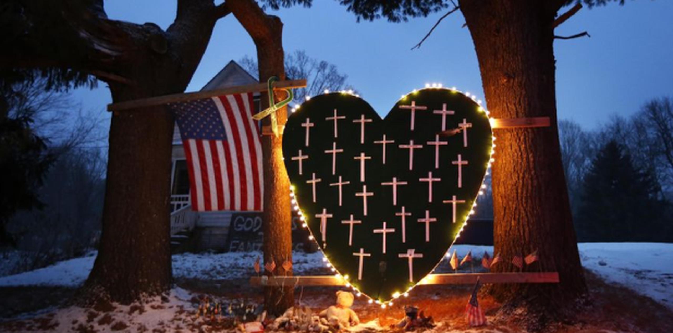 Foto del 14 de diciembre de 2013 de un memorial para las víctimas del tiroteo en la escuela elemental Sandy Hook. (AP)