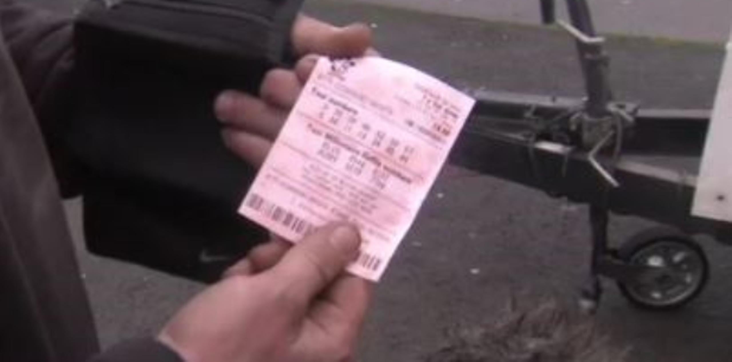 Tras el incidente la mujer se acercó a un punto de venta de la lotería donde le recomendaron hablar directamente con las autoridades oficiales. (Captura de vídeo)