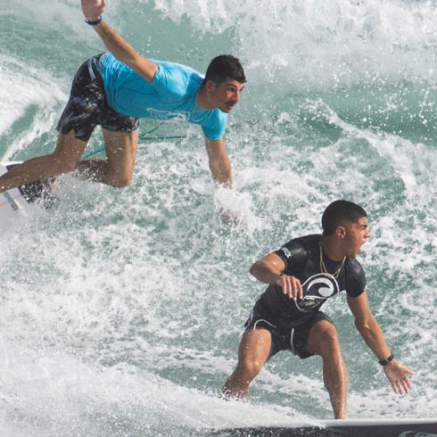 Se lucen los surfers en la cuarta parada del Campeonato Nacional de Surfing