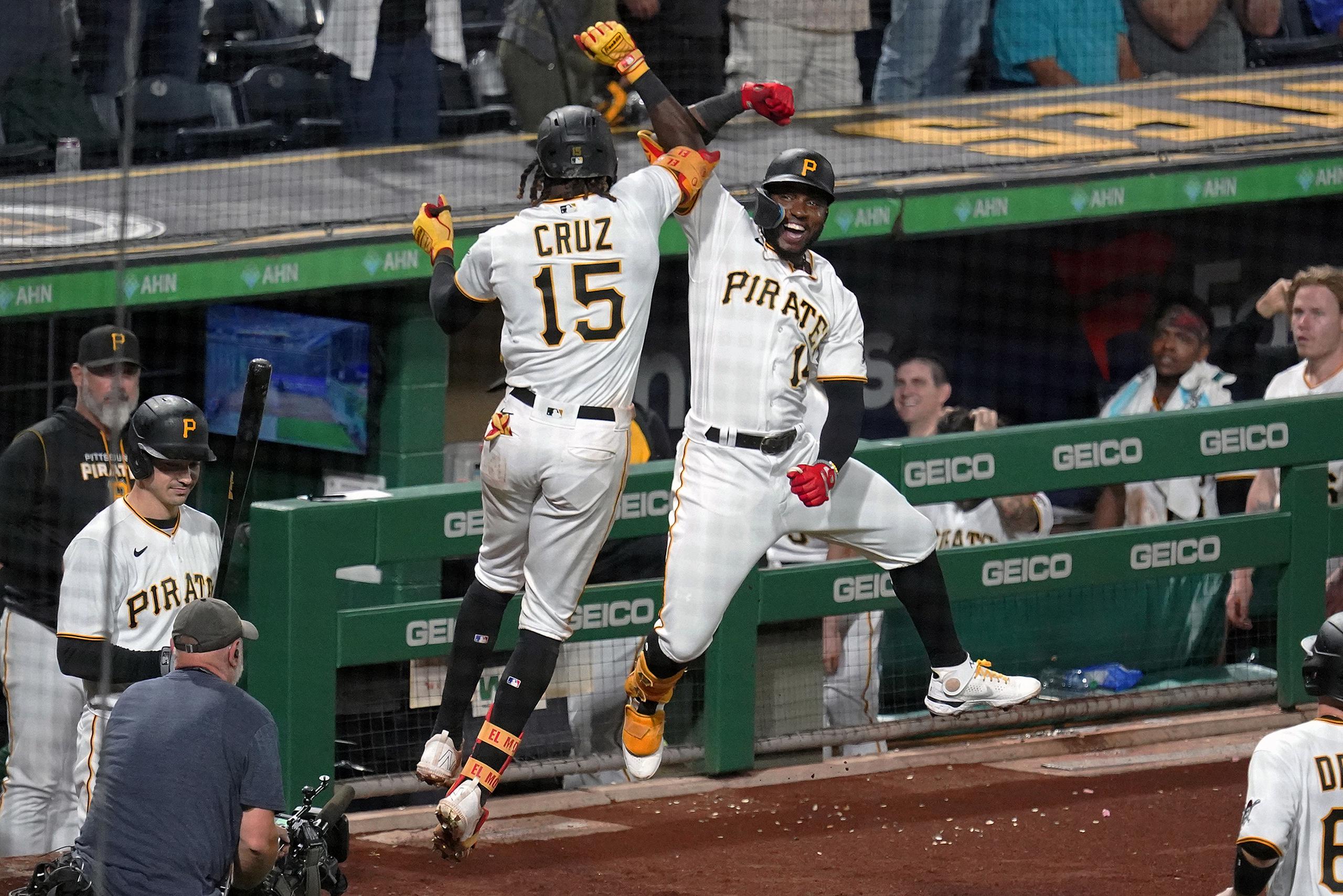 Oneil Cruz y Rodolfo Castro, de los Pirates de Pittsburgh se gozan el momento luego de que Cruz pegara un vuelacercas de dos carreras ante Tommy Hunter, de los Mets de Nueva York, el martes.