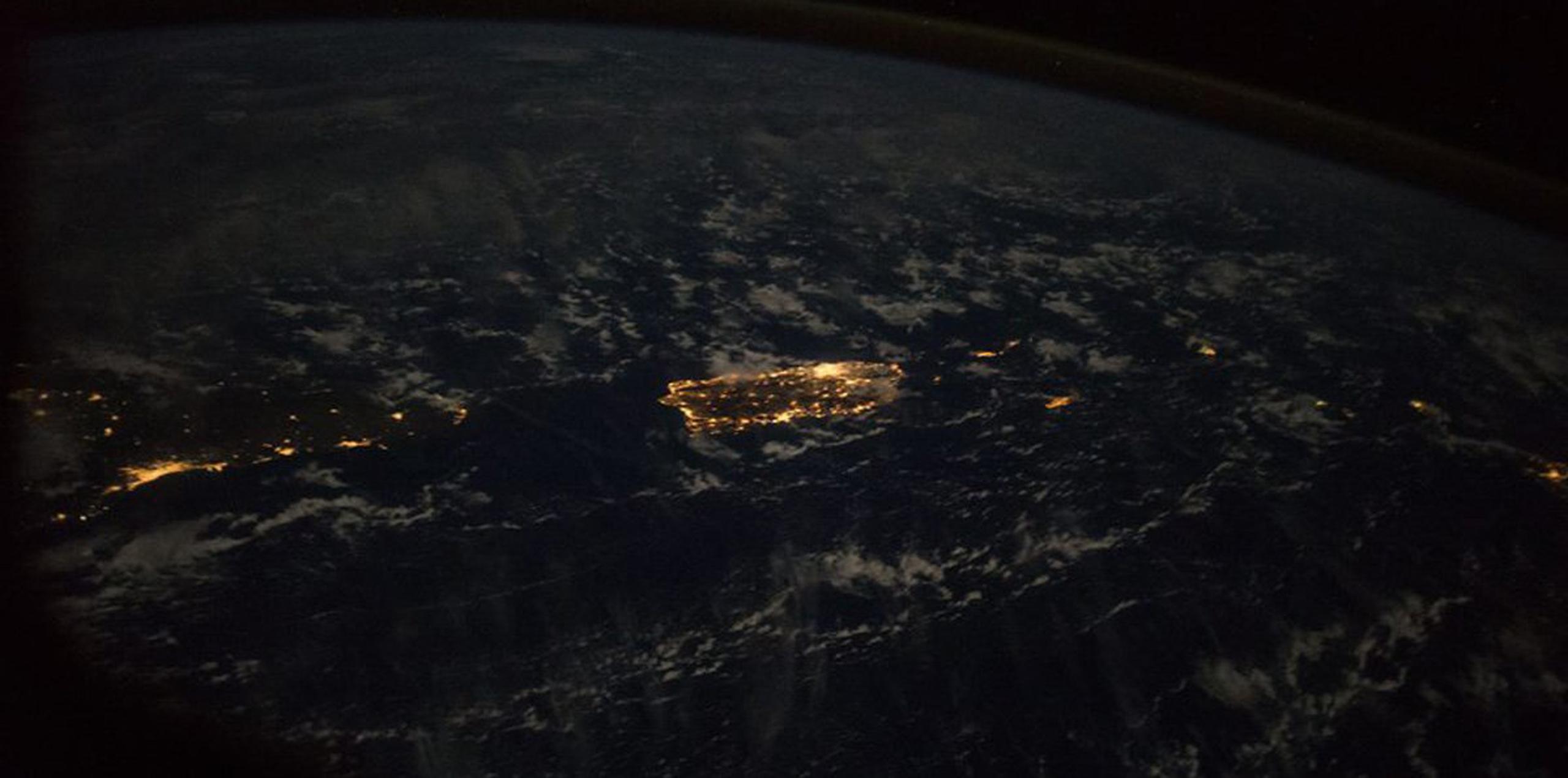 Esta imagen tomada desde la Estación Espacial Internacional muestra cómo luce Puerto Rico e islas vecinas de noche, y también se aprecia al fondo la curvatura del planeta. (NASA)